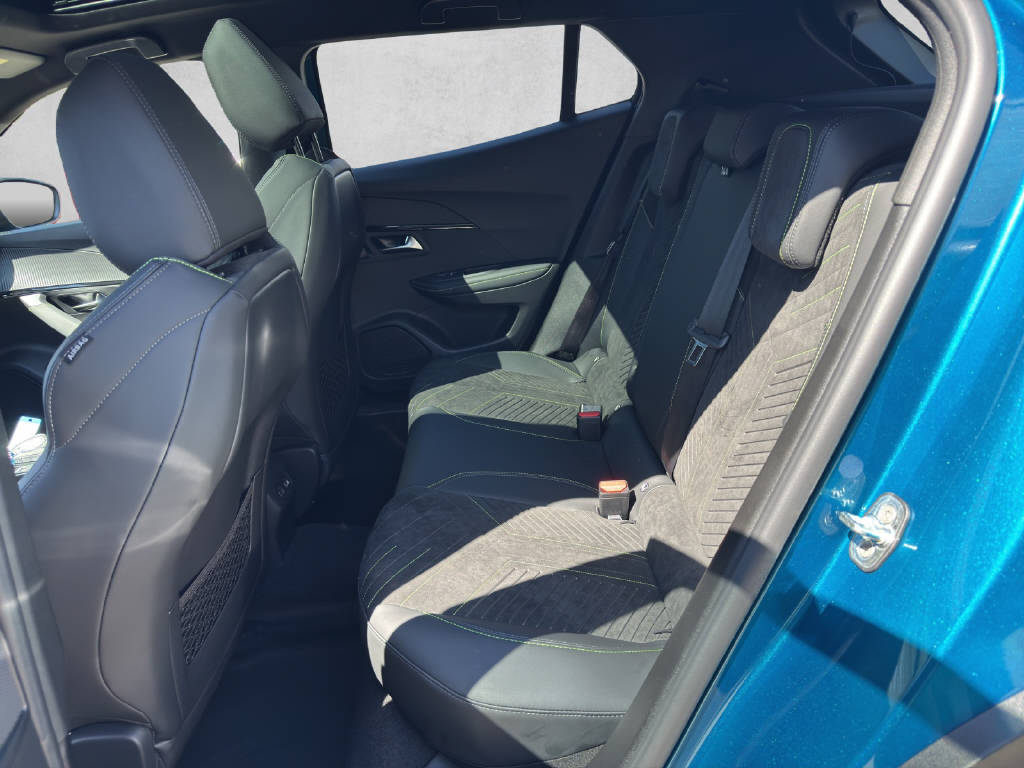 PEUGEOT 2008 1.2 Hybrid 145 GT-image-6