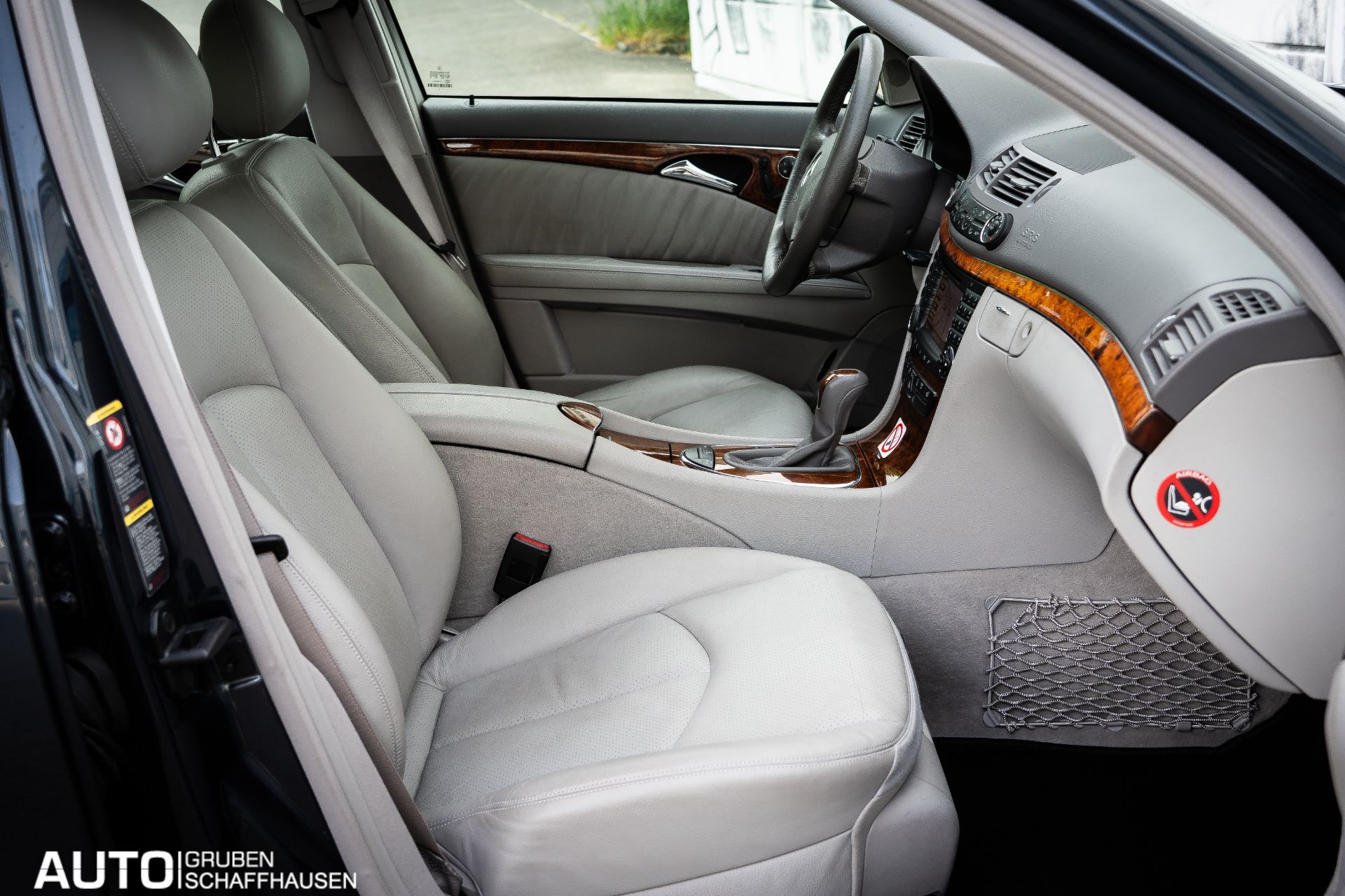 MERCEDES-BENZ E 320 Classic Automatic-image-14