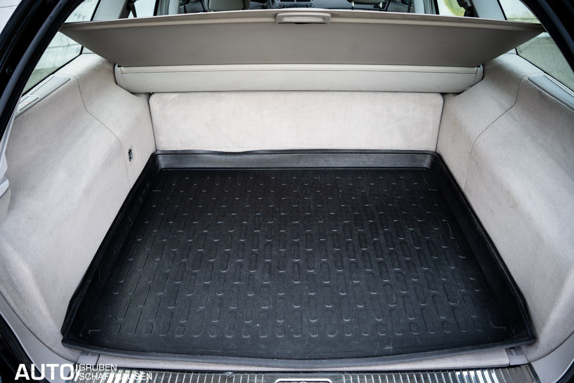 MERCEDES-BENZ E 320 Classic Automatic-image-25