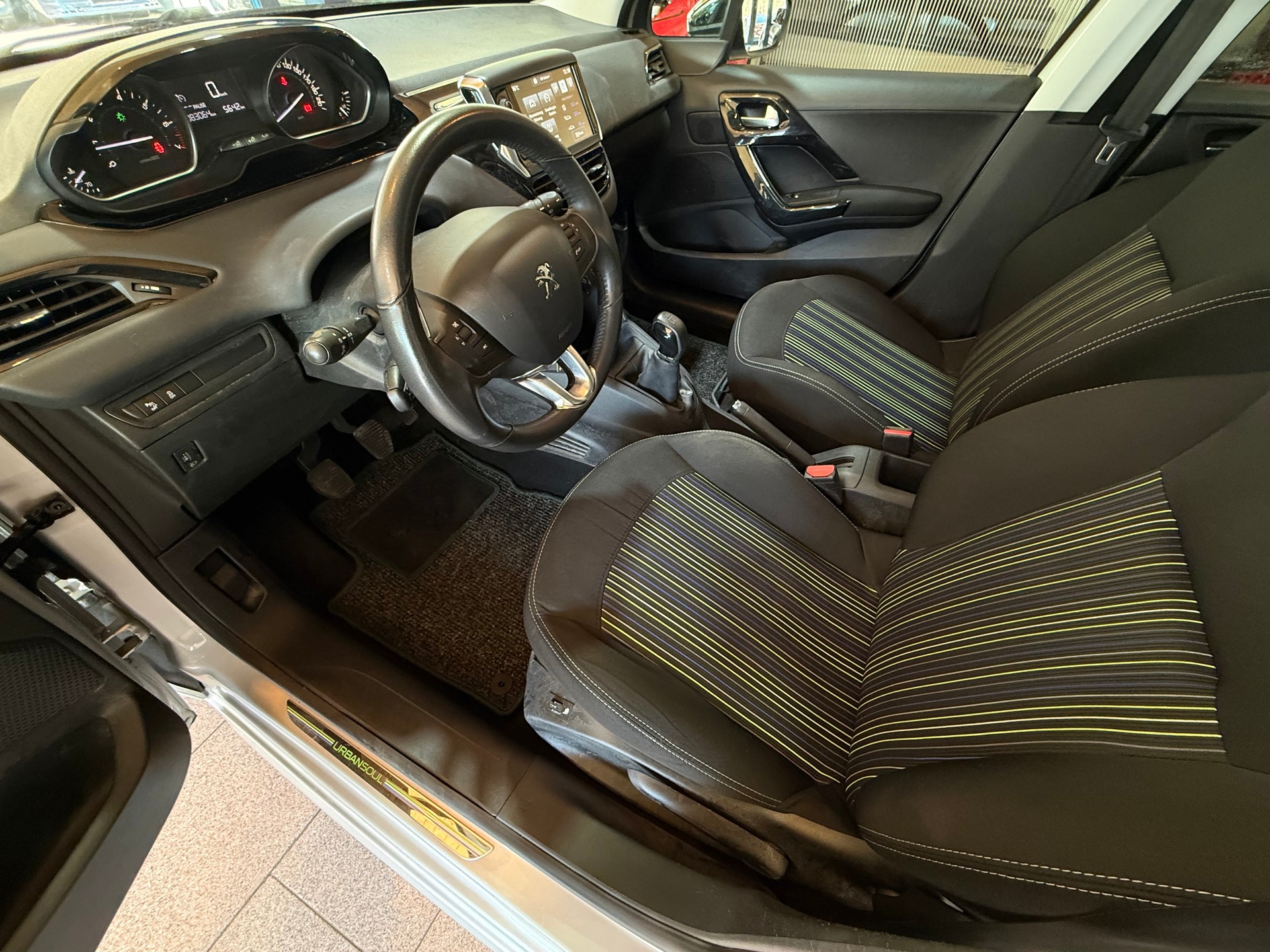 PEUGEOT 208 1.2 PureTech Urban Soul-image-6