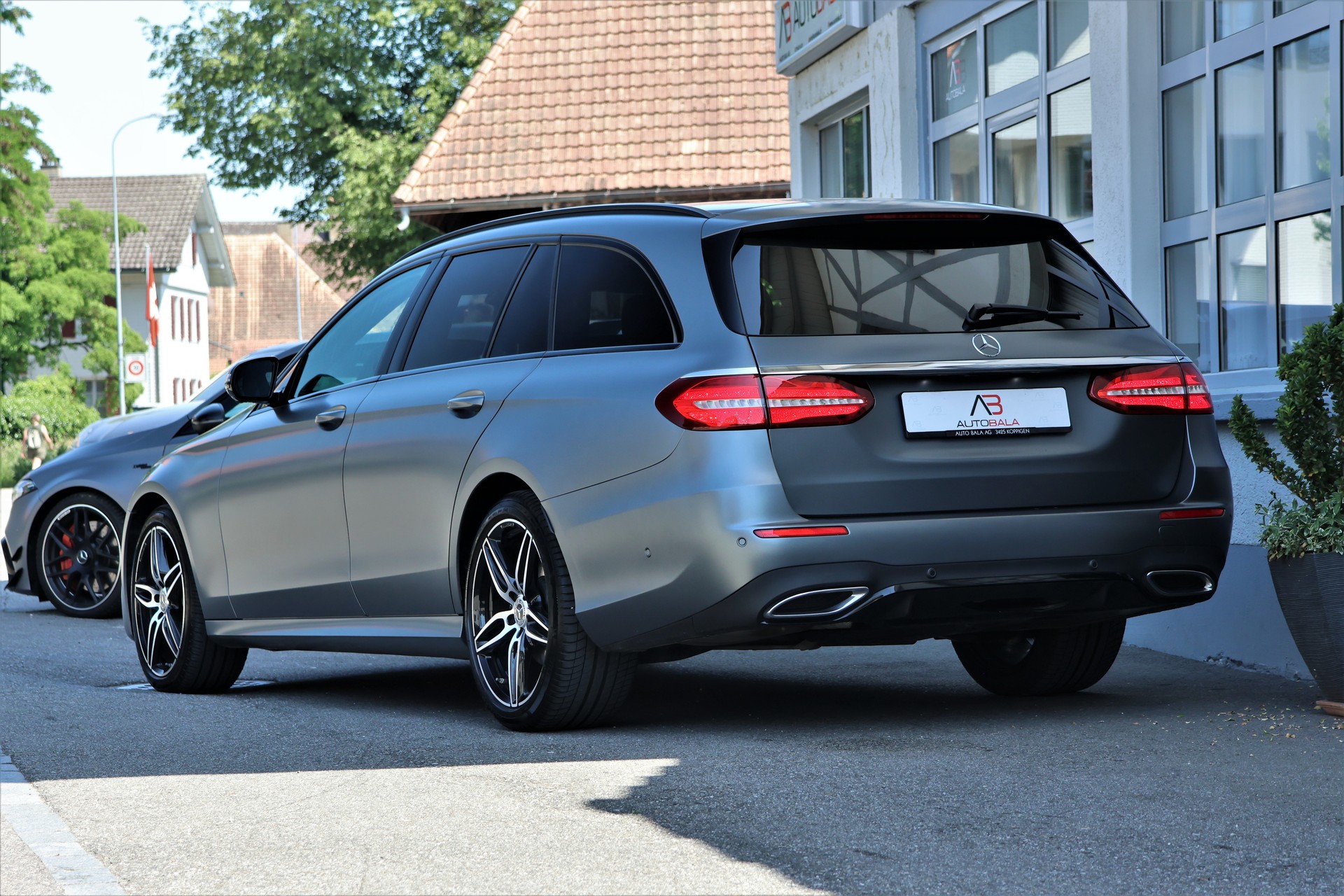 MERCEDES-BENZ E 220 d Swiss Star AMG Line 4Matic 9G-Tronic (CH) "Greymatte" + 2.1T AHK-image-2