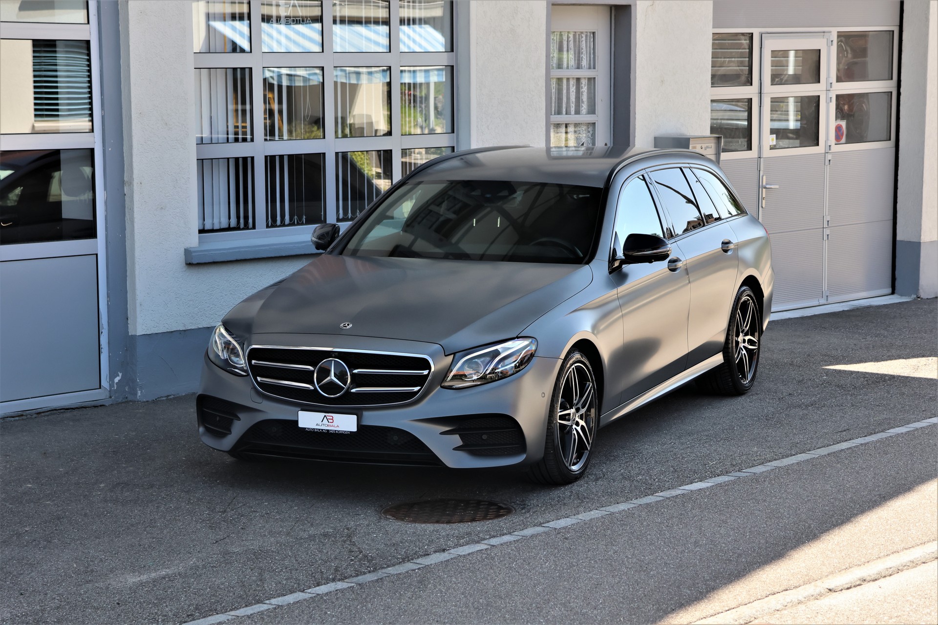 MERCEDES-BENZ E 220 d Swiss Star AMG Line 4Matic 9G-Tronic (CH) "Greymatte" + 2.1T AHK-image-0