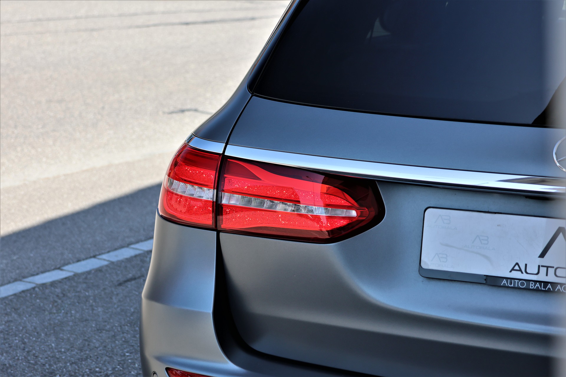 MERCEDES-BENZ E 220 d Swiss Star AMG Line 4Matic 9G-Tronic (CH) "Greymatte" + 2.1T AHK-image-4
