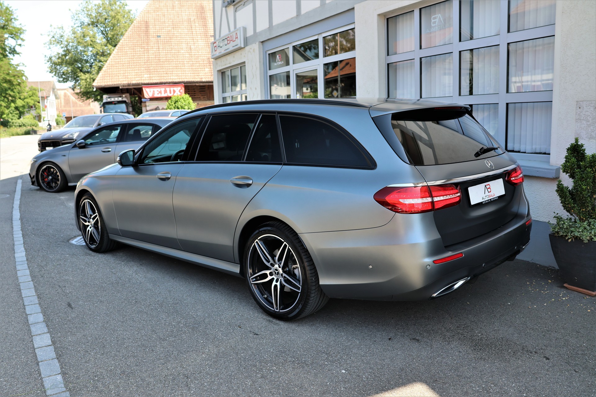 MERCEDES-BENZ E 220 d Swiss Star AMG Line 4Matic 9G-Tronic (CH) "Greymatte" + 2.1T AHK-image-5