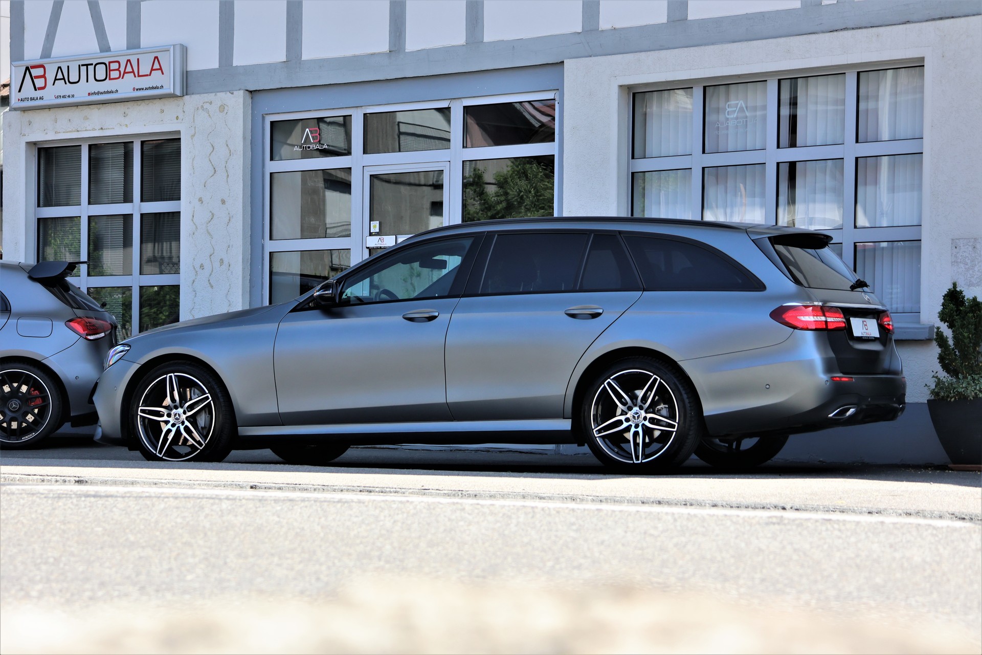 MERCEDES-BENZ E 220 d Swiss Star AMG Line 4Matic 9G-Tronic (CH) "Greymatte" + 2.1T AHK-image-3