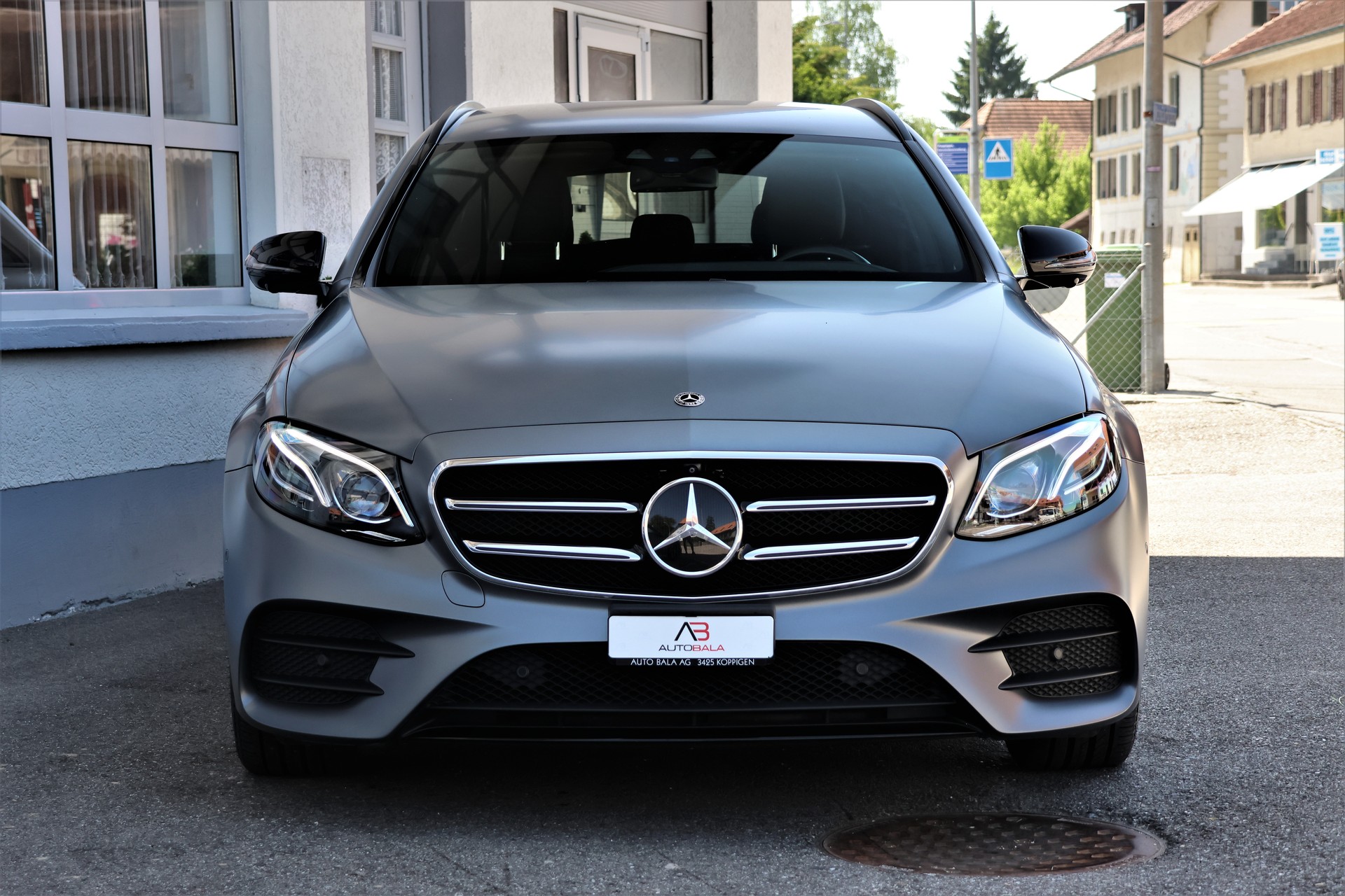 MERCEDES-BENZ E 220 d Swiss Star AMG Line 4Matic 9G-Tronic (CH) "Greymatte" + 2.1T AHK-image-1