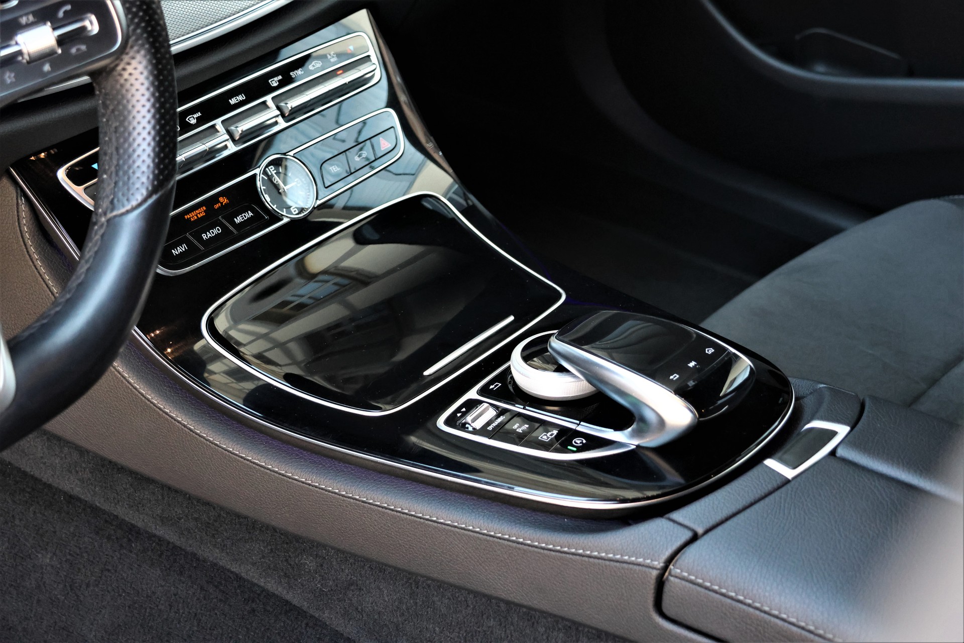 MERCEDES-BENZ E 220 d Swiss Star AMG Line 4Matic 9G-Tronic (CH) "Greymatte" + 2.1T AHK-image-9