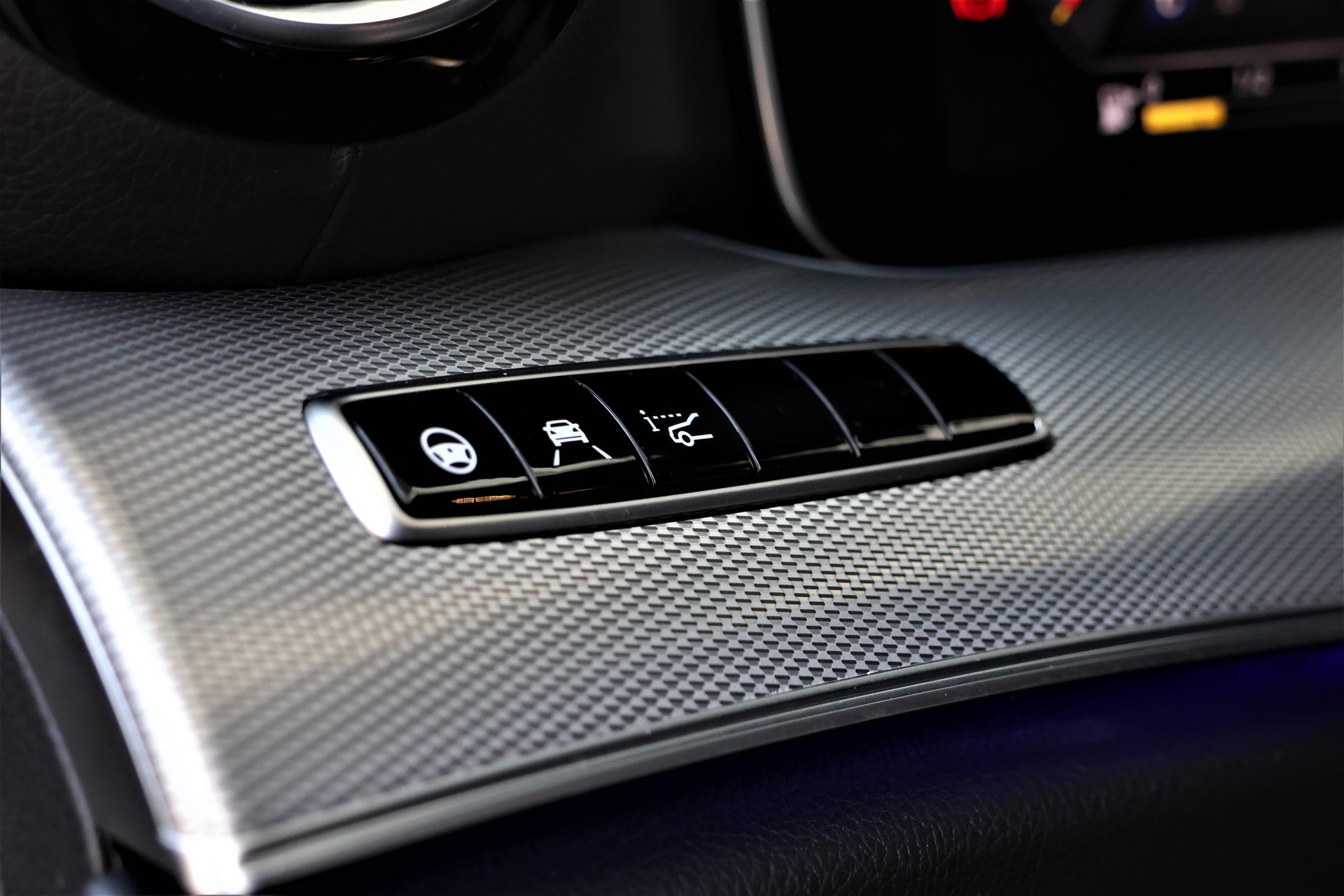 MERCEDES-BENZ E 220 d Swiss Star AMG Line 4Matic 9G-Tronic (CH) "Greymatte" + 2.1T AHK-image-11