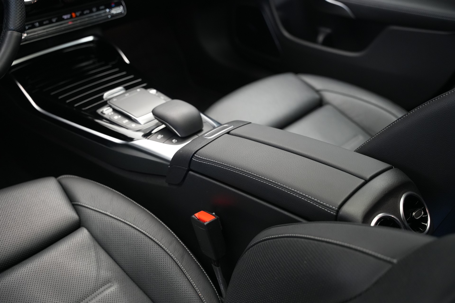 MERCEDES-BENZ CLA 45 S AMG 4Matic+ 8G-DCT *CH-Fahrzeug* *Pano* *Designo Lackierung*-image-15