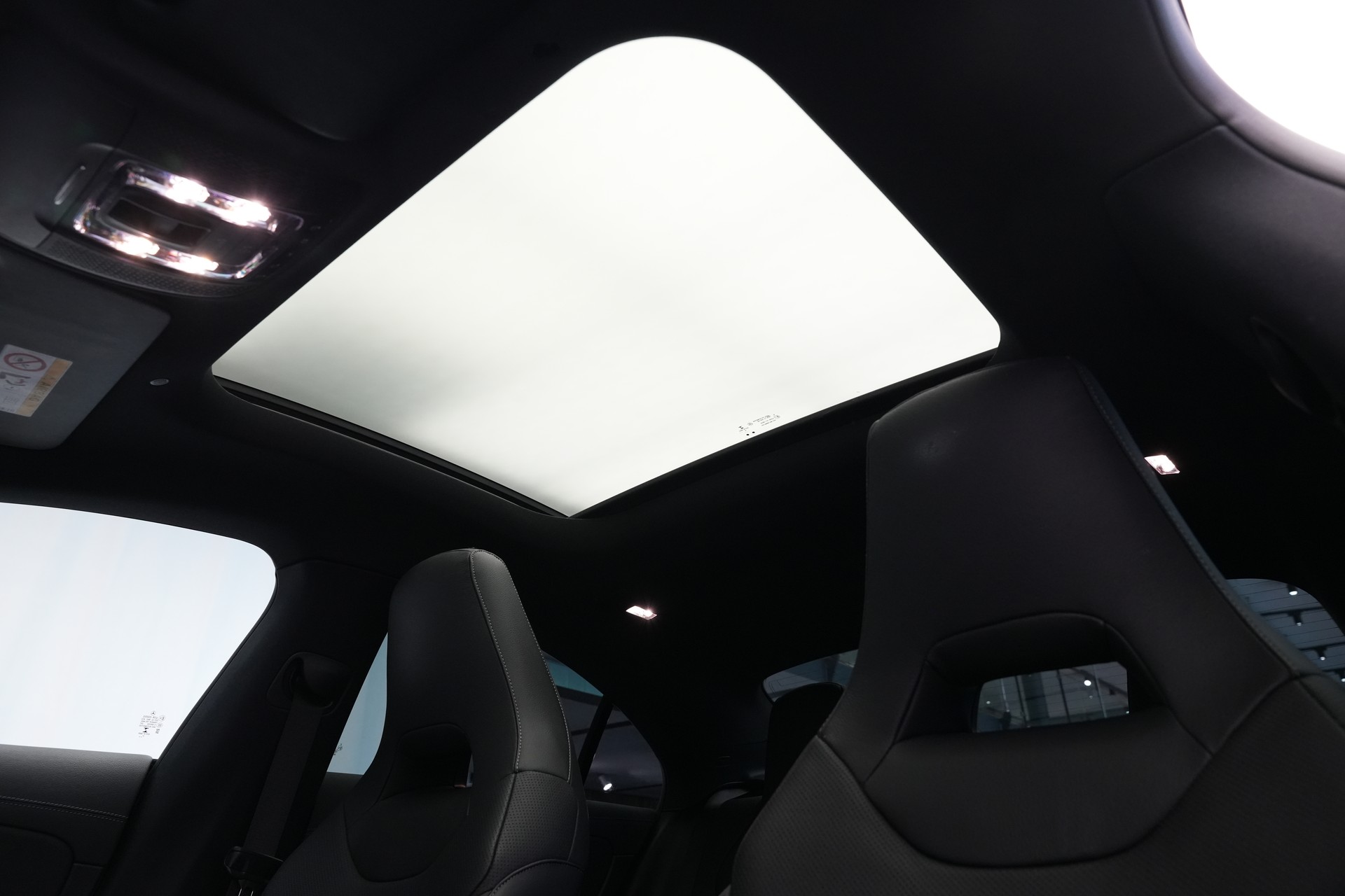 MERCEDES-BENZ CLA 45 S AMG 4Matic+ 8G-DCT *CH-Fahrzeug* *Pano* *Designo Lackierung*-image-14