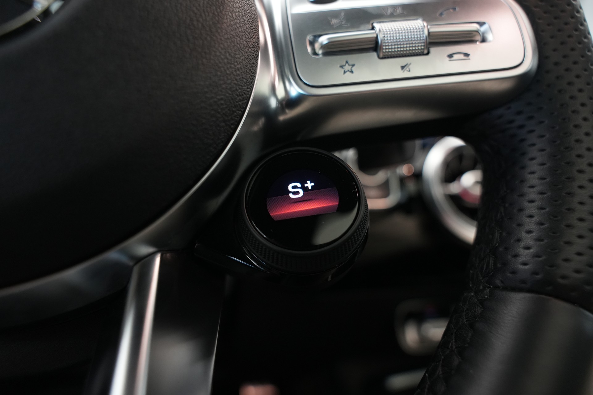 MERCEDES-BENZ CLA 45 S AMG 4Matic+ 8G-DCT *CH-Fahrzeug* *Pano* *Designo Lackierung*-image-44
