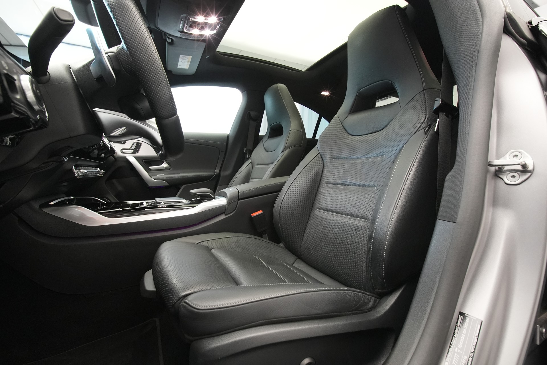 MERCEDES-BENZ CLA 45 S AMG 4Matic+ 8G-DCT *CH-Fahrzeug* *Pano* *Designo Lackierung*-image-13