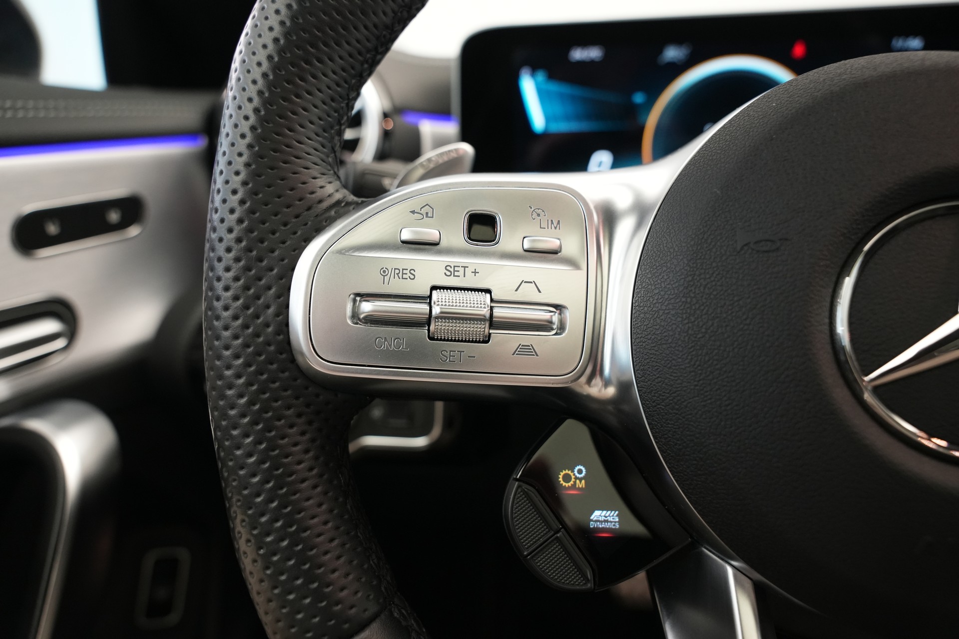 MERCEDES-BENZ CLA 45 S AMG 4Matic+ 8G-DCT *CH-Fahrzeug* *Pano* *Designo Lackierung*-image-42