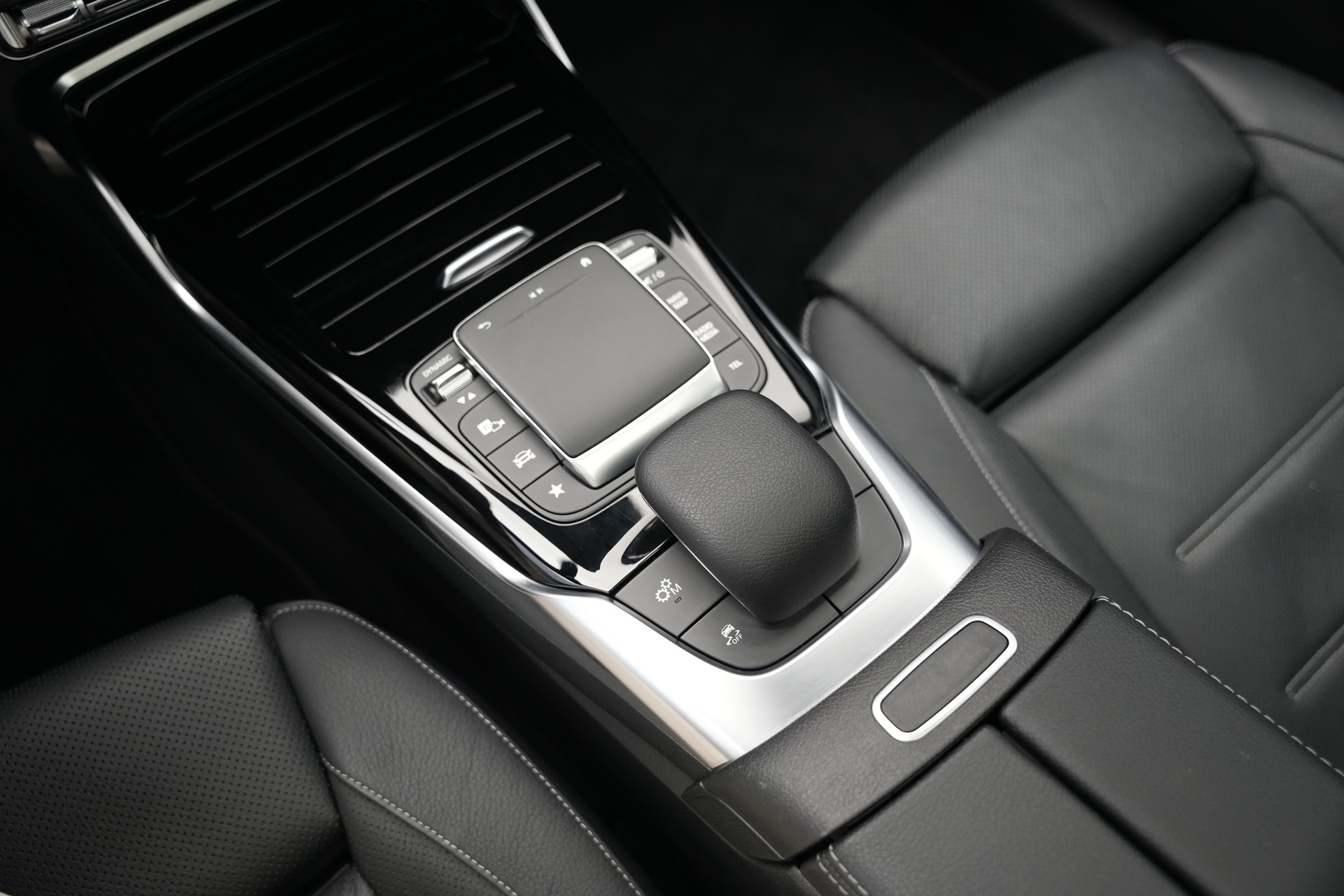 MERCEDES-BENZ CLA 45 S AMG 4Matic+ 8G-DCT *CH-Fahrzeug* *Pano* *Designo Lackierung*-image-39