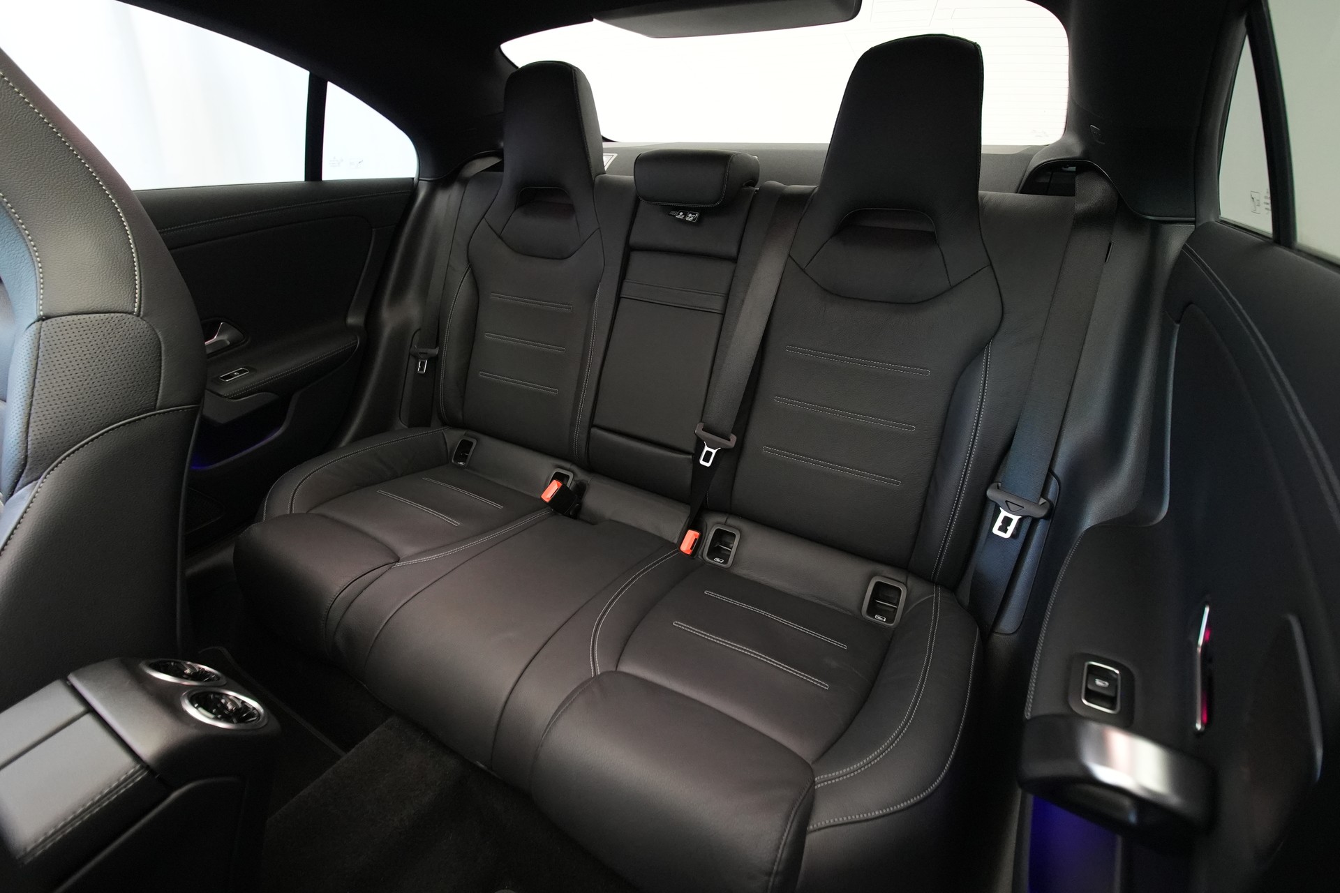MERCEDES-BENZ CLA 45 S AMG 4Matic+ 8G-DCT *CH-Fahrzeug* *Pano* *Designo Lackierung*-image-17