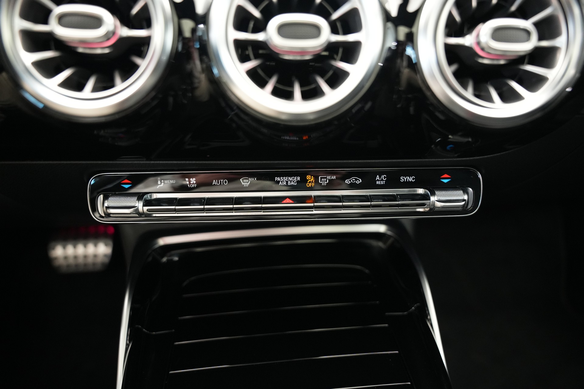 MERCEDES-BENZ CLA 45 S AMG 4Matic+ 8G-DCT *CH-Fahrzeug* *Pano* *Designo Lackierung*-image-34