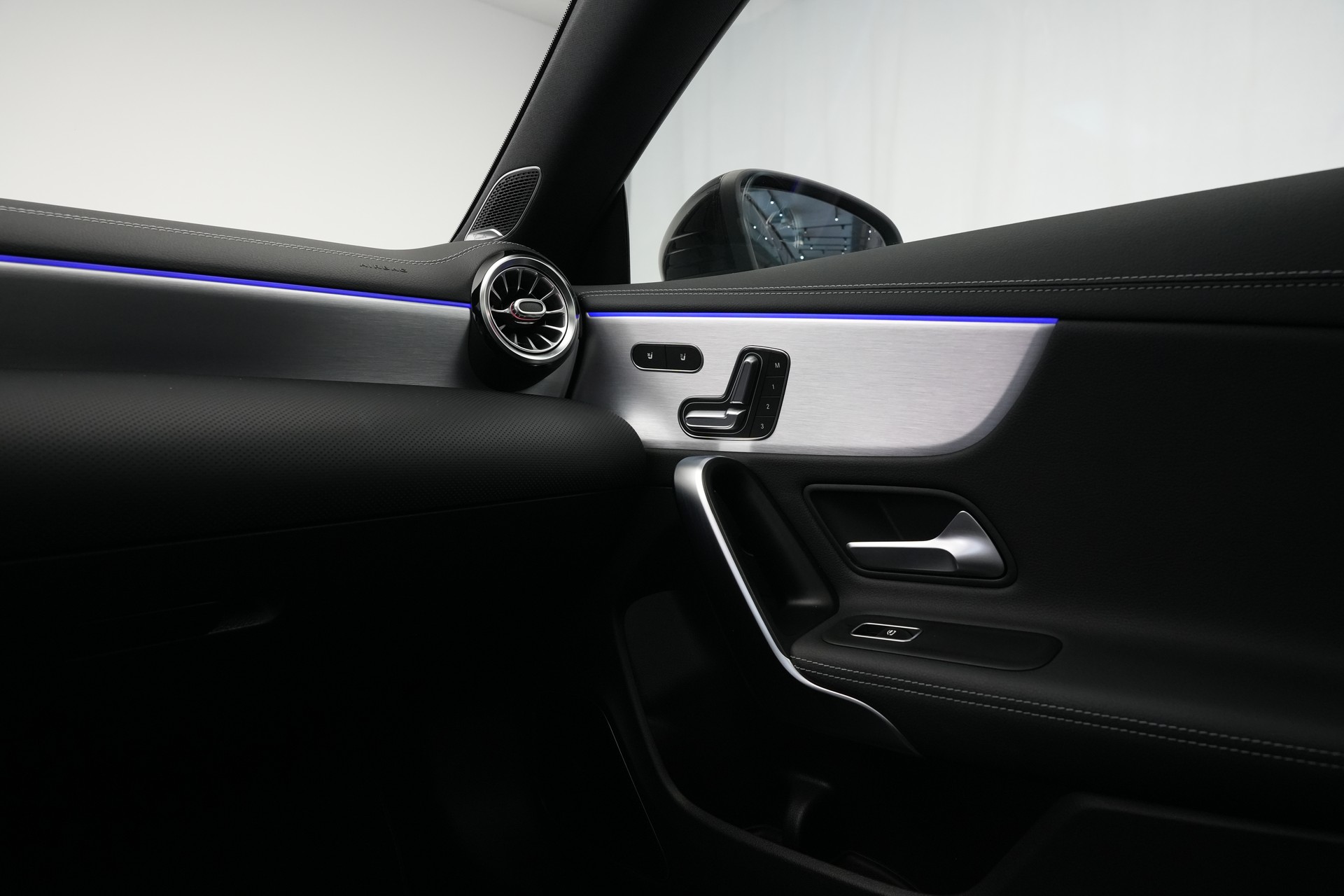 MERCEDES-BENZ CLA 45 S AMG 4Matic+ 8G-DCT *CH-Fahrzeug* *Pano* *Designo Lackierung*-image-32
