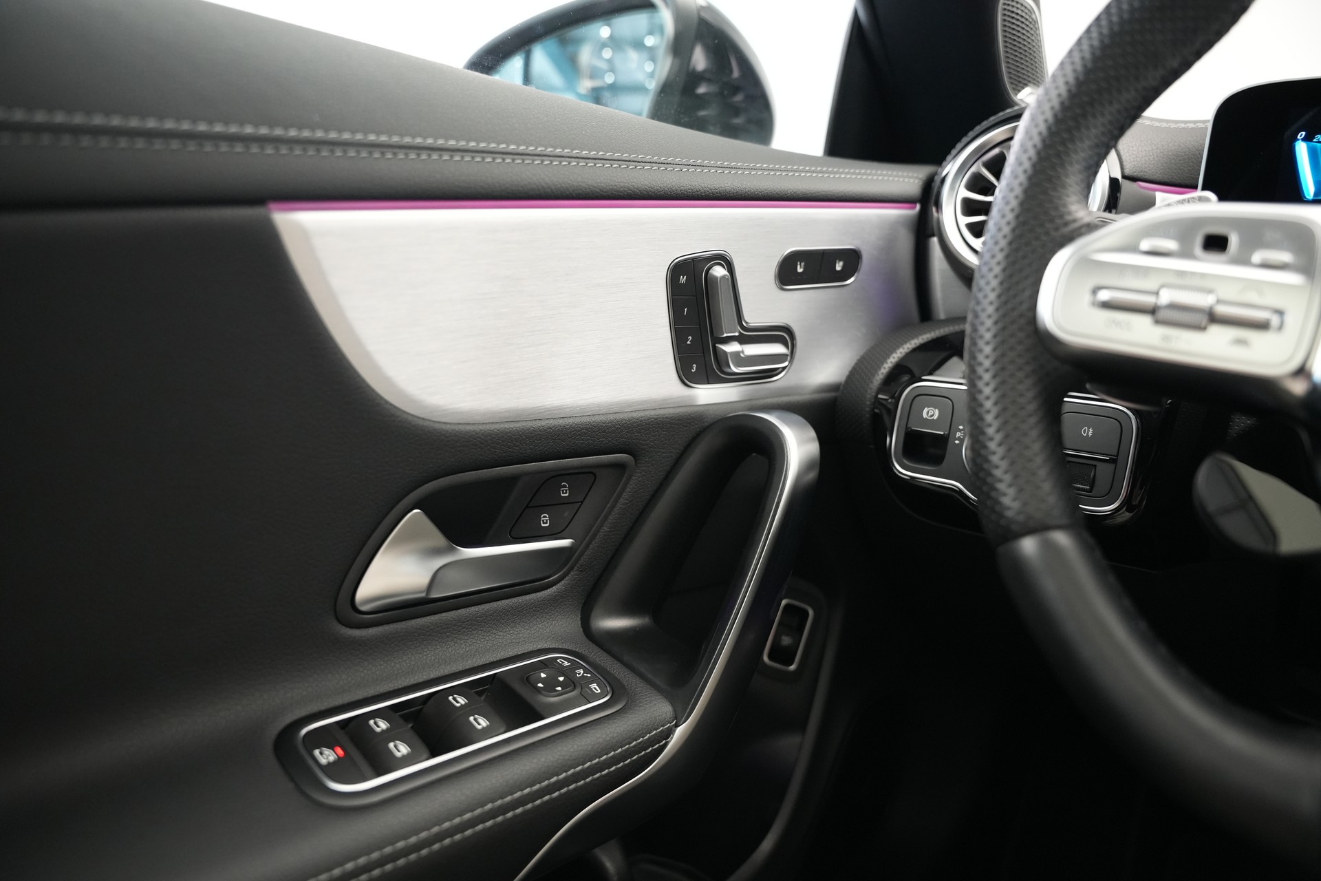 MERCEDES-BENZ CLA 45 S AMG 4Matic+ 8G-DCT *CH-Fahrzeug* *Pano* *Designo Lackierung*-image-35