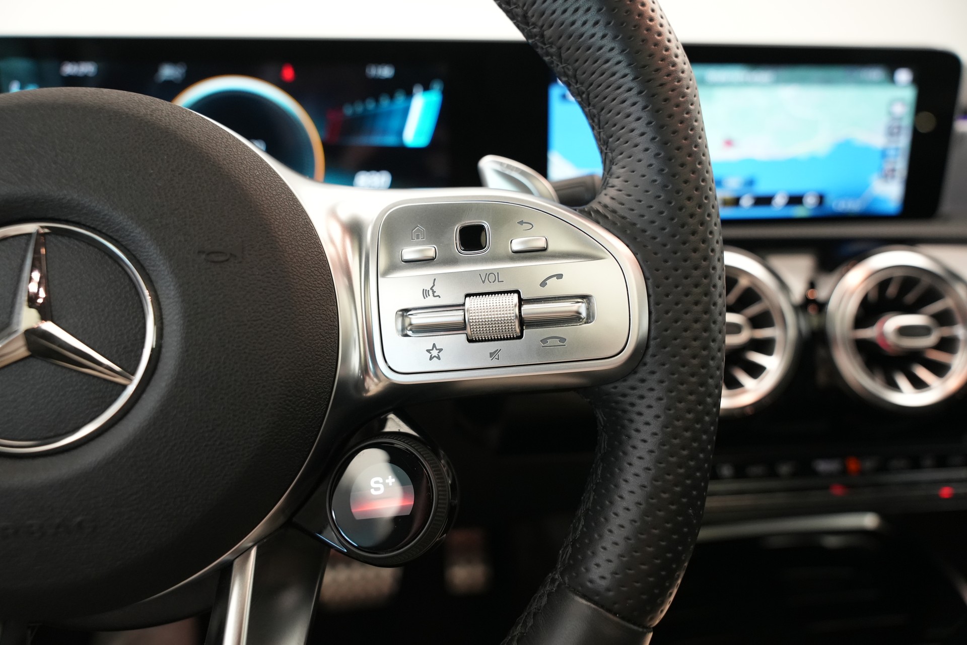 MERCEDES-BENZ CLA 45 S AMG 4Matic+ 8G-DCT *CH-Fahrzeug* *Pano* *Designo Lackierung*-image-41