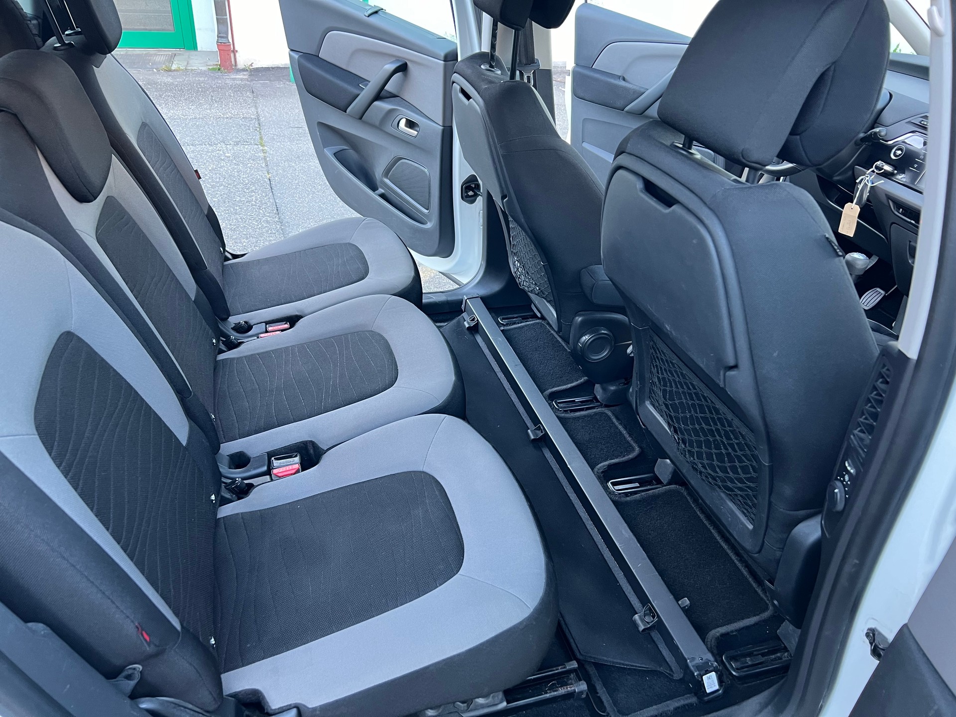 CITROEN Grand C4 Picasso 1.6 e-HDi Attraction-image-6
