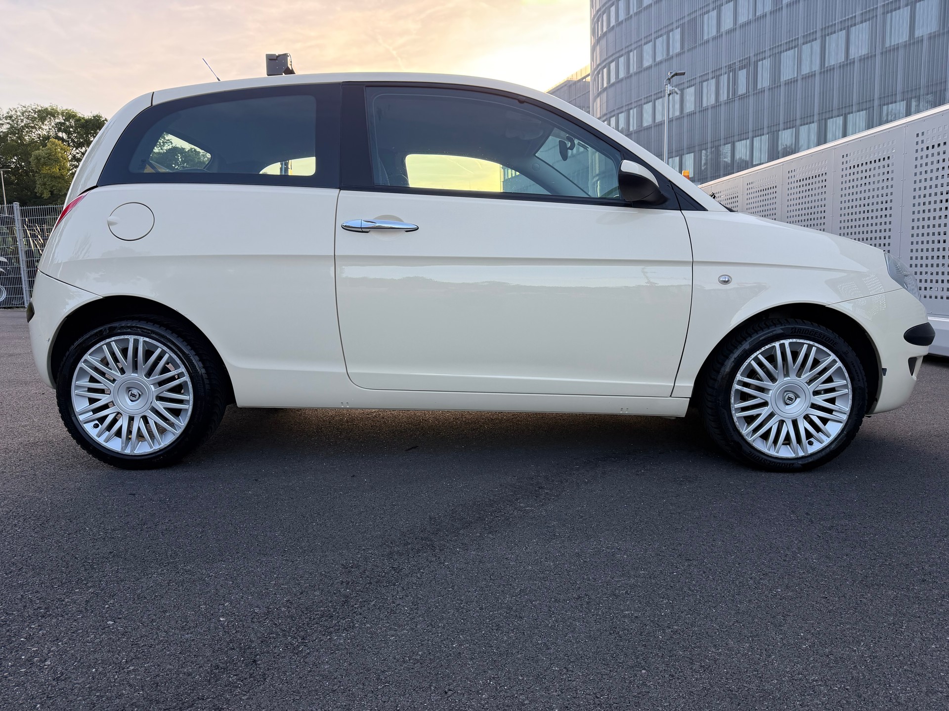 LANCIA Ypsilon 1.4 16V Argento-image-1