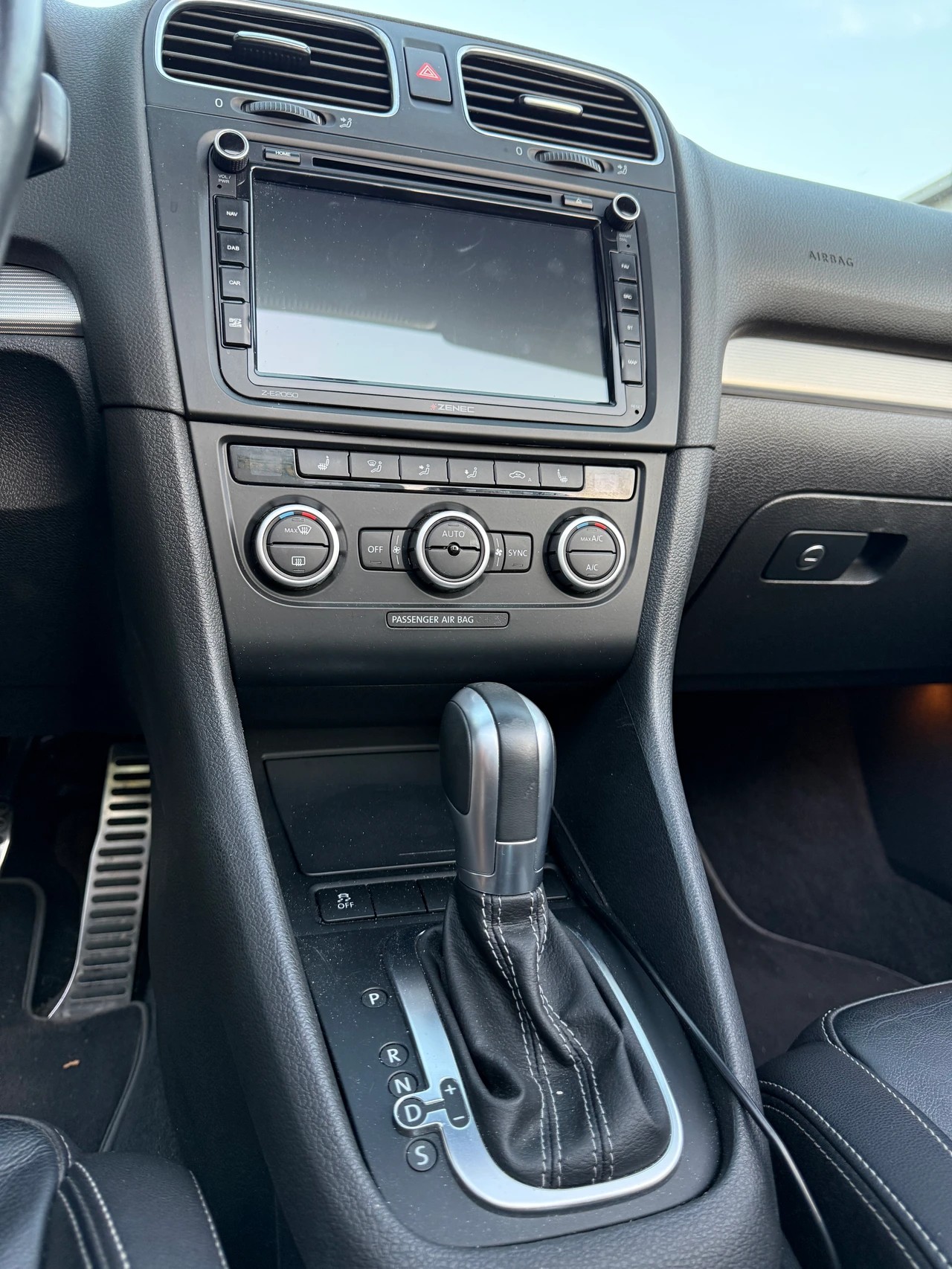 VW Golf Cabrio 2.0 TSI R DSG-image-7