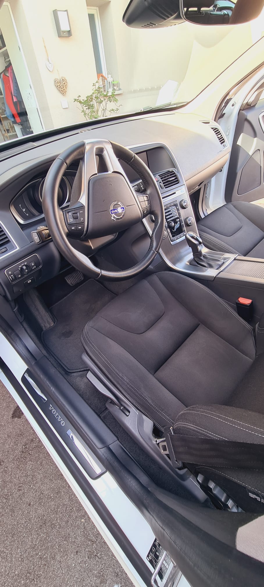 VOLVO 2.4 D4 Kinetic AWD S/S-image-1
