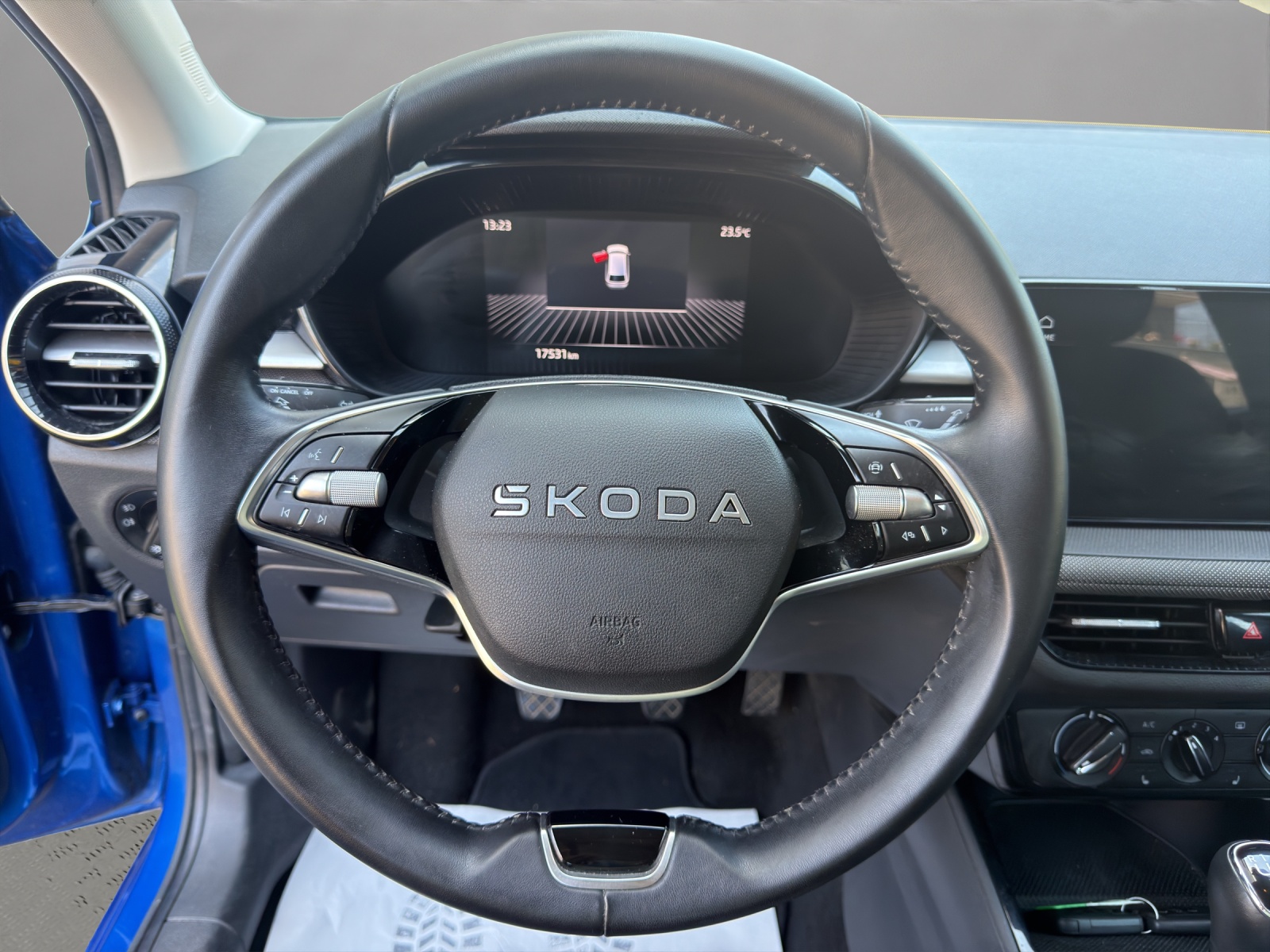 SKODA Fabia 1.0 MPI Young Edition-image-9