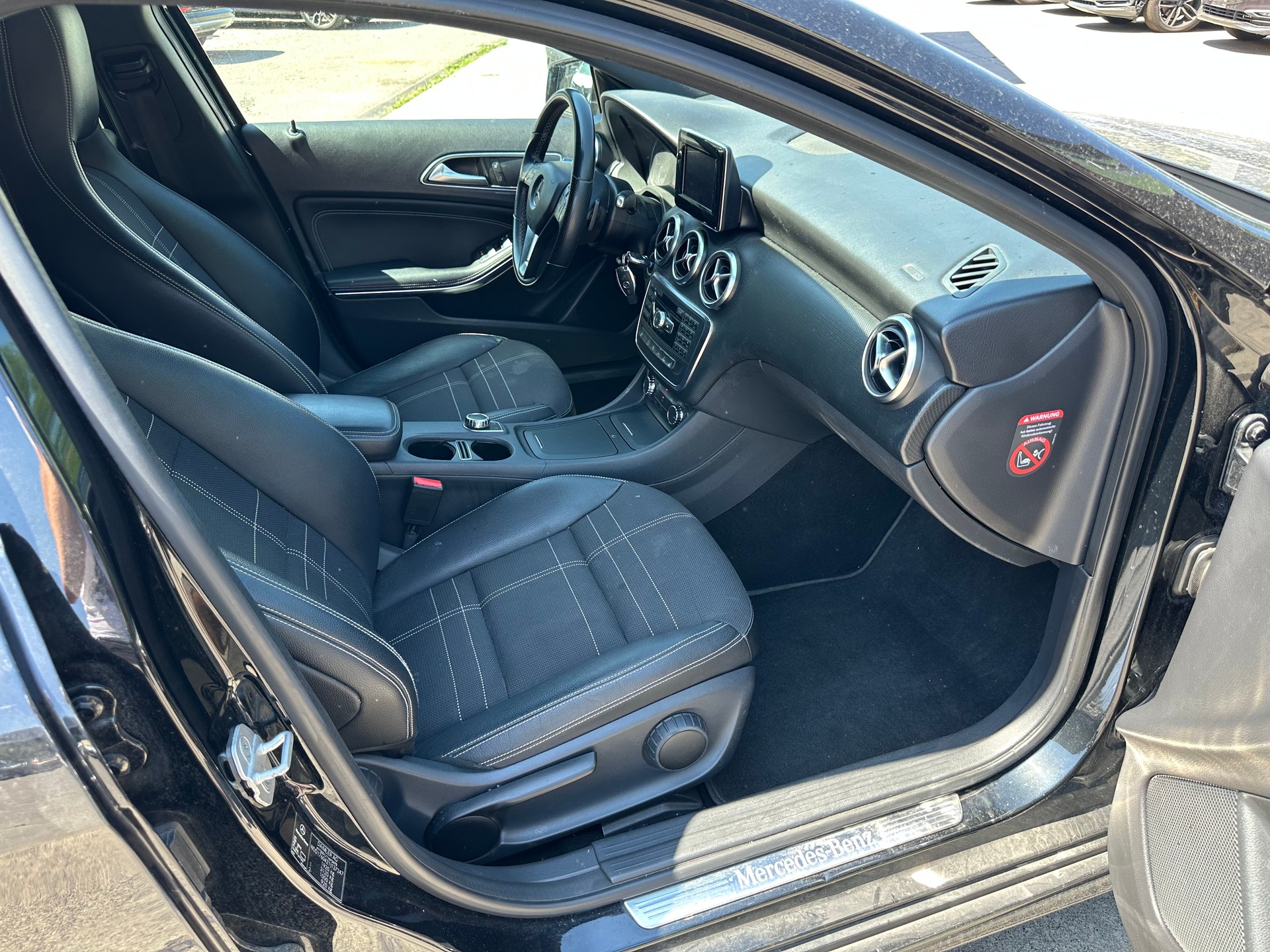MERCEDES-BENZ A 180 Urban 7G-DCT-image-8
