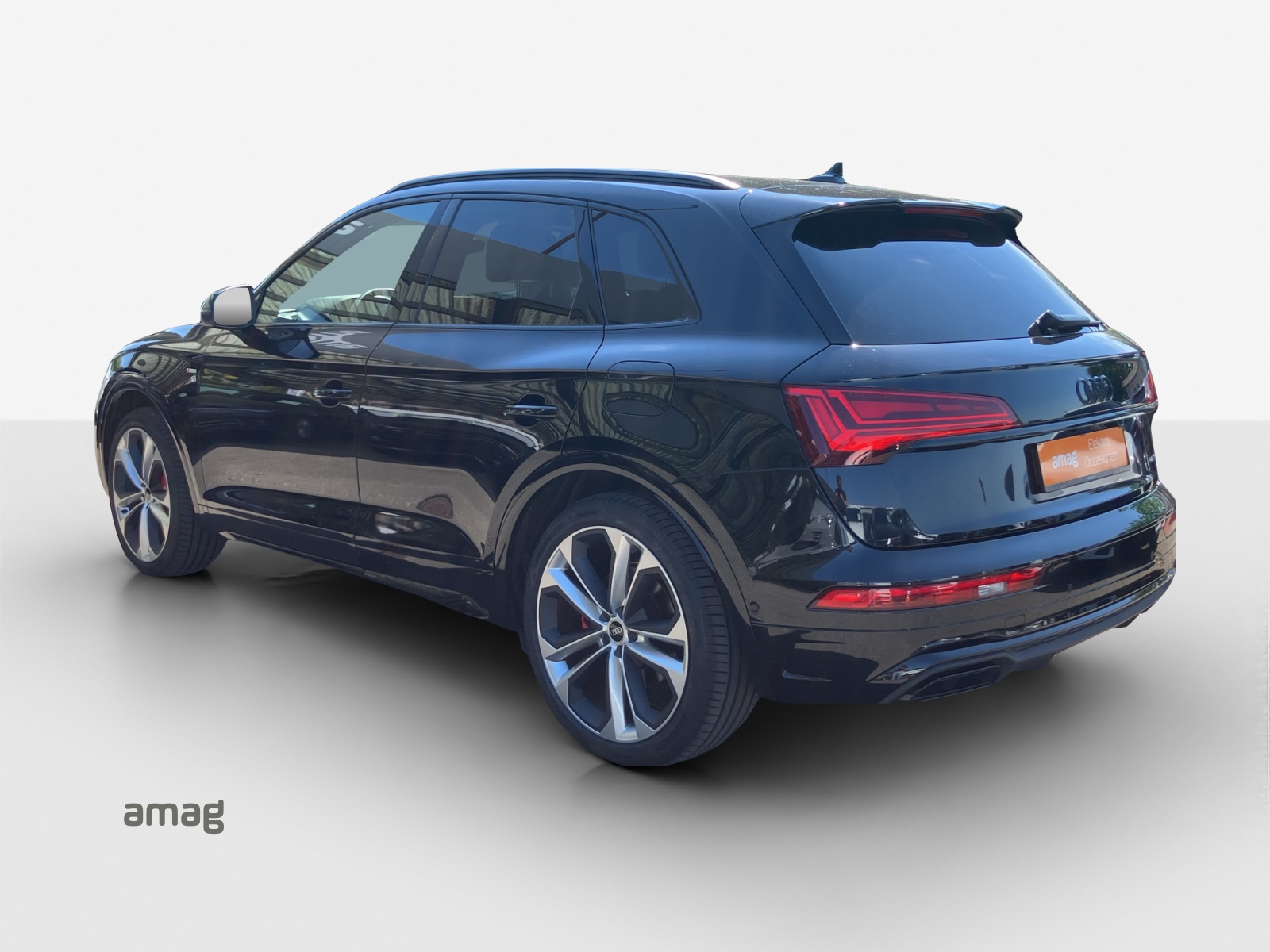 AUDI Q5 50 TFSI e PHEV Black Edition quattro S-tronic-image-2