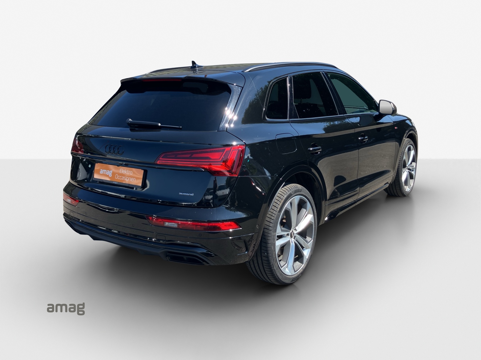AUDI Q5 50 TFSI e PHEV Black Edition quattro S-tronic-image-4