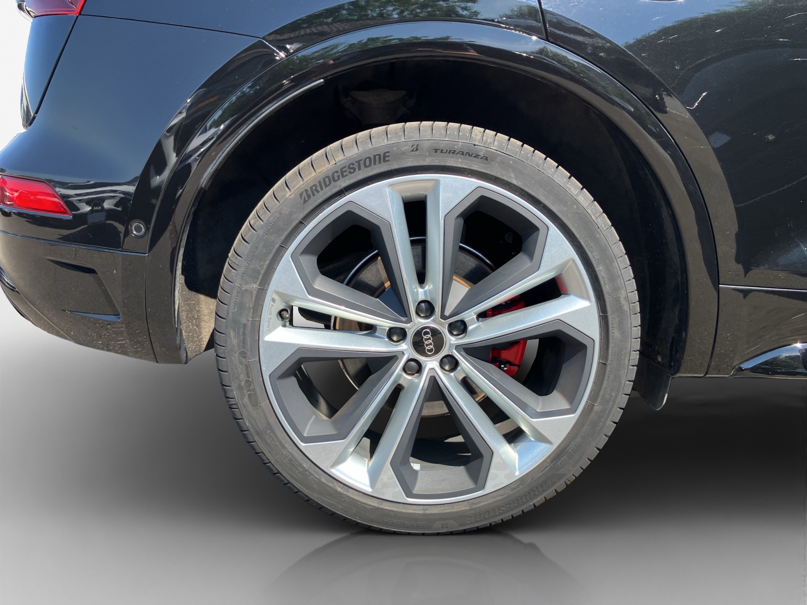AUDI Q5 50 TFSI e PHEV Black Edition quattro S-tronic-image-15
