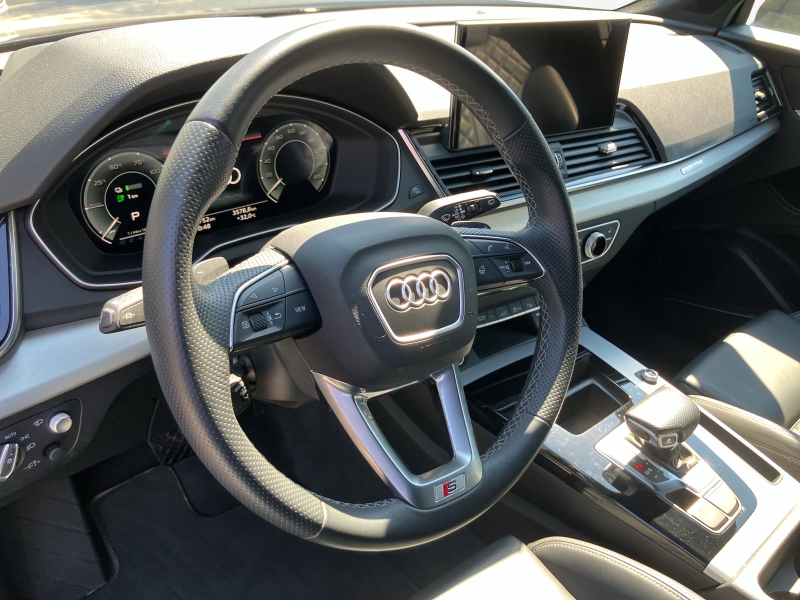AUDI Q5 50 TFSI e PHEV Black Edition quattro S-tronic-image-9