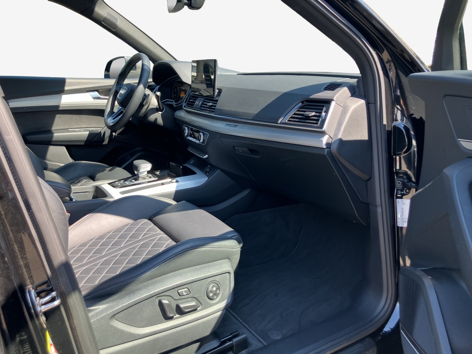 AUDI Q5 50 TFSI e PHEV Black Edition quattro S-tronic-image-14