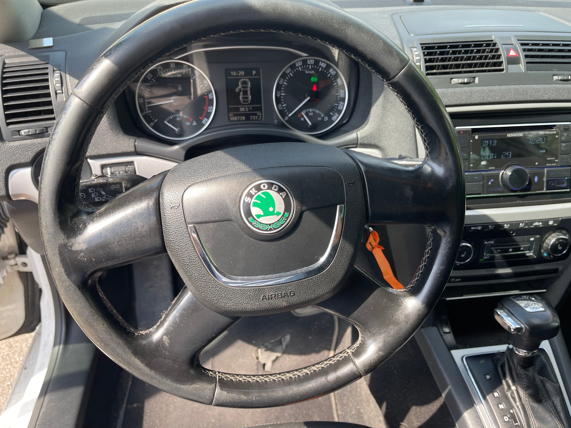 SKODA Octavia Combi 2.0 TDI Laurin & Klement 4x4 DSG-image-10