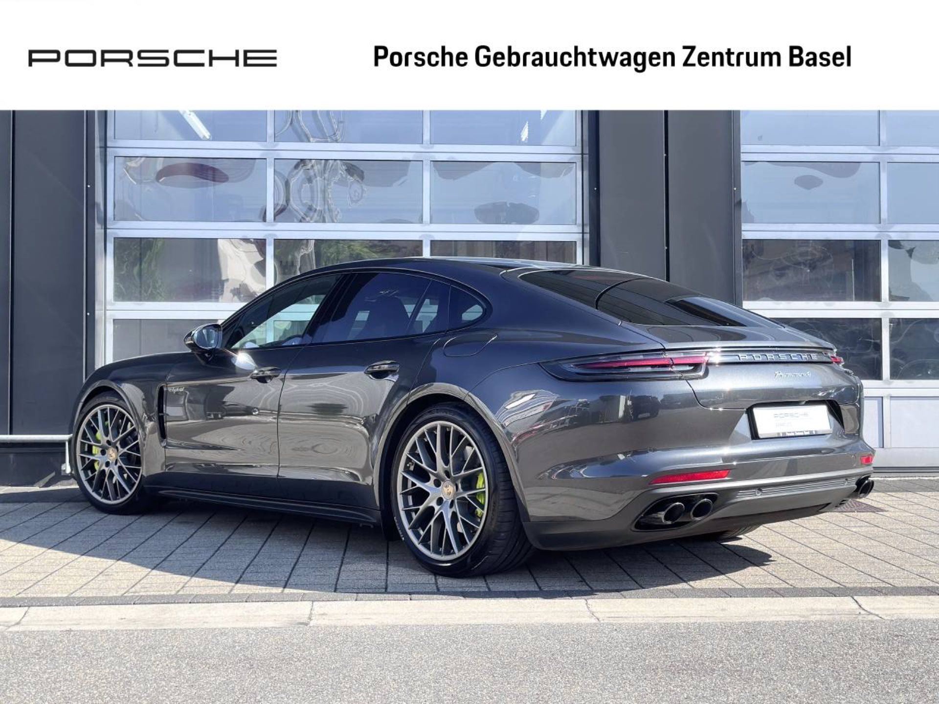 PORSCHE Panamera 4 E-Hybrid-showroom-element-2