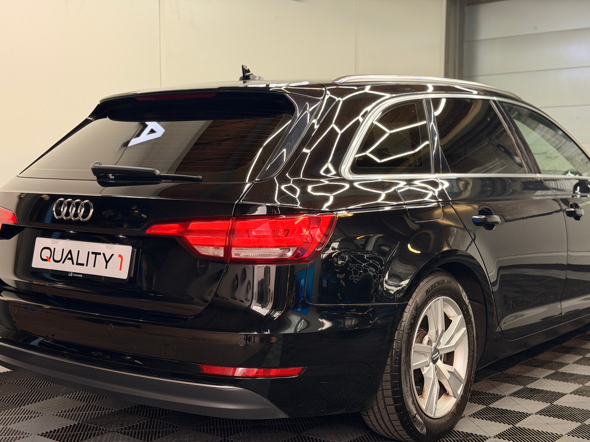 AUDI A4 Avant 2.0 TDI Design S-tronic-image-2