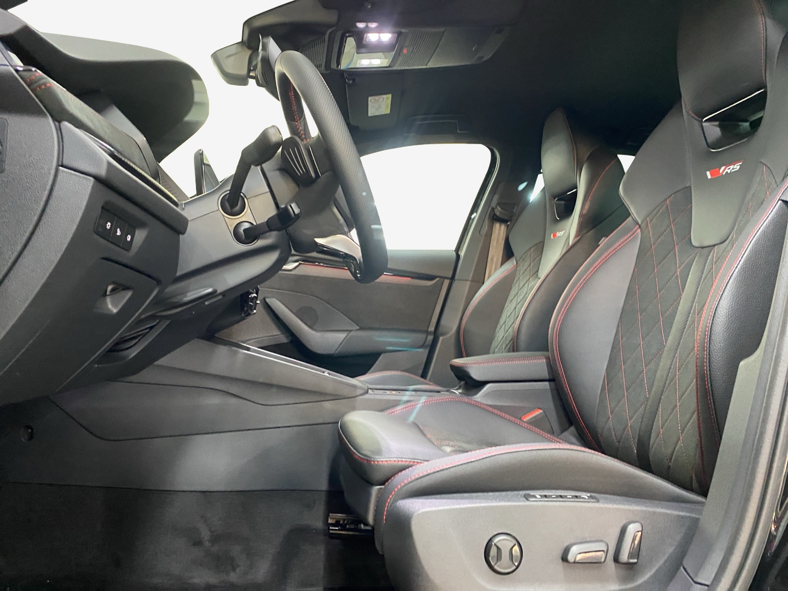 SKODA Octavia Combi 2.0 TSI DSG RS 30 Years Edition-image-7