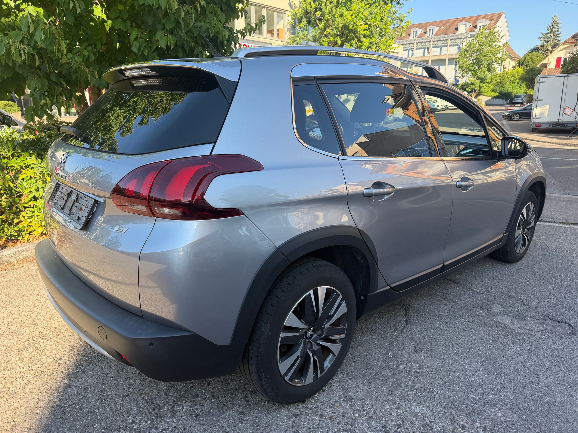 PEUGEOT 2008 1.2 PureTech Allure EAT6-image-5