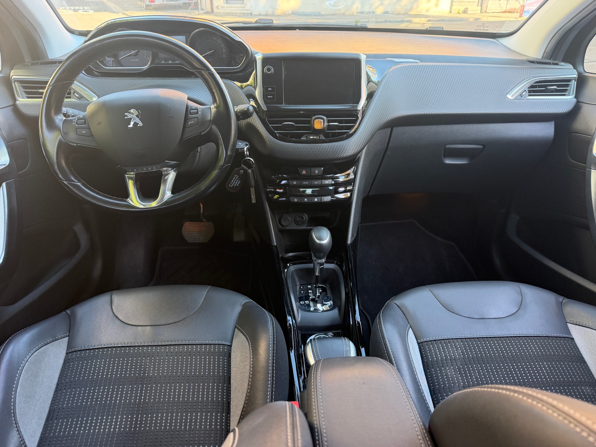 PEUGEOT 2008 1.2 PureTech Allure EAT6-image-7
