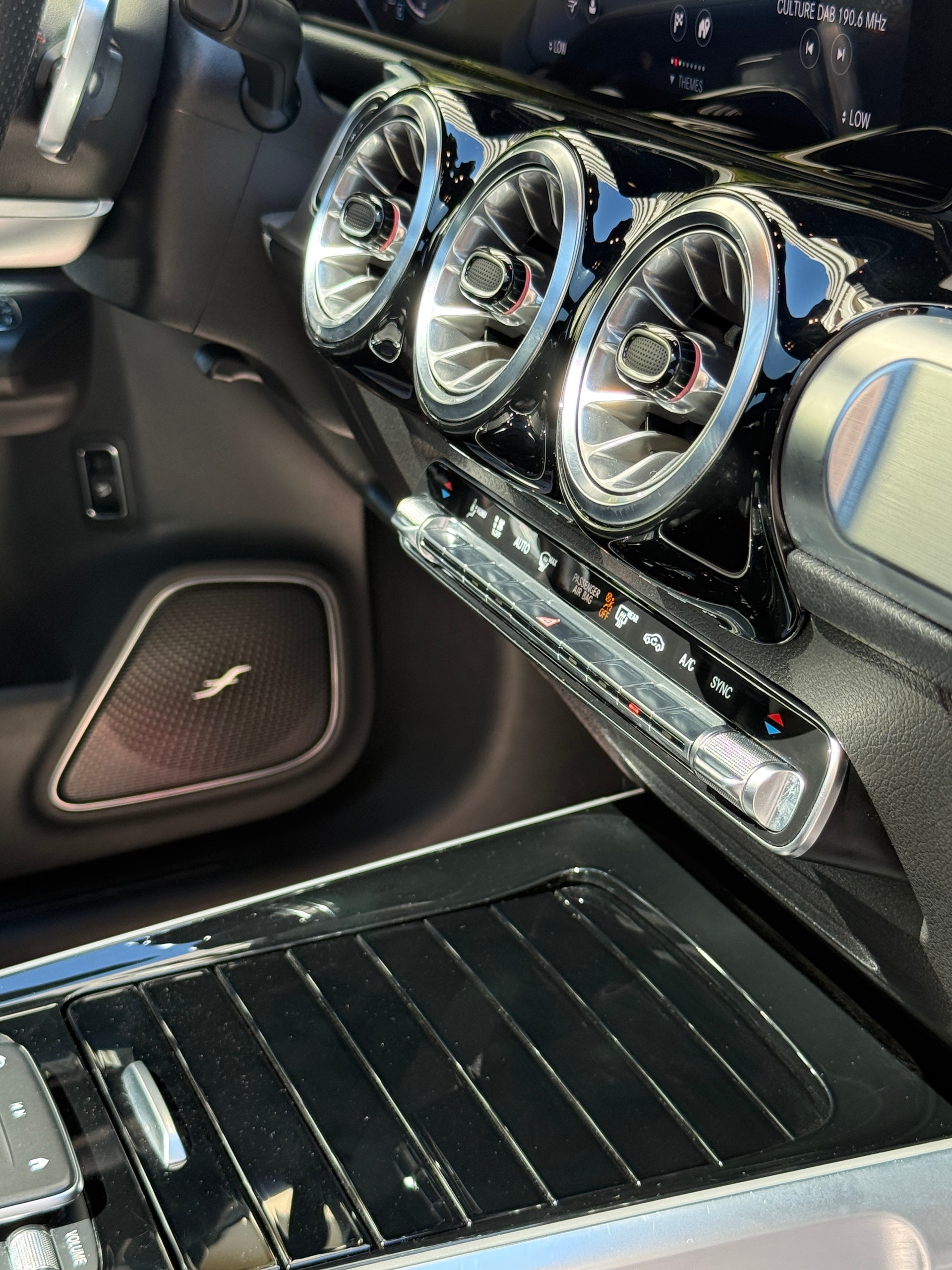 MERCEDES-BENZ GLB 250 4Matic AMG Line 8G-Tronic-image-10