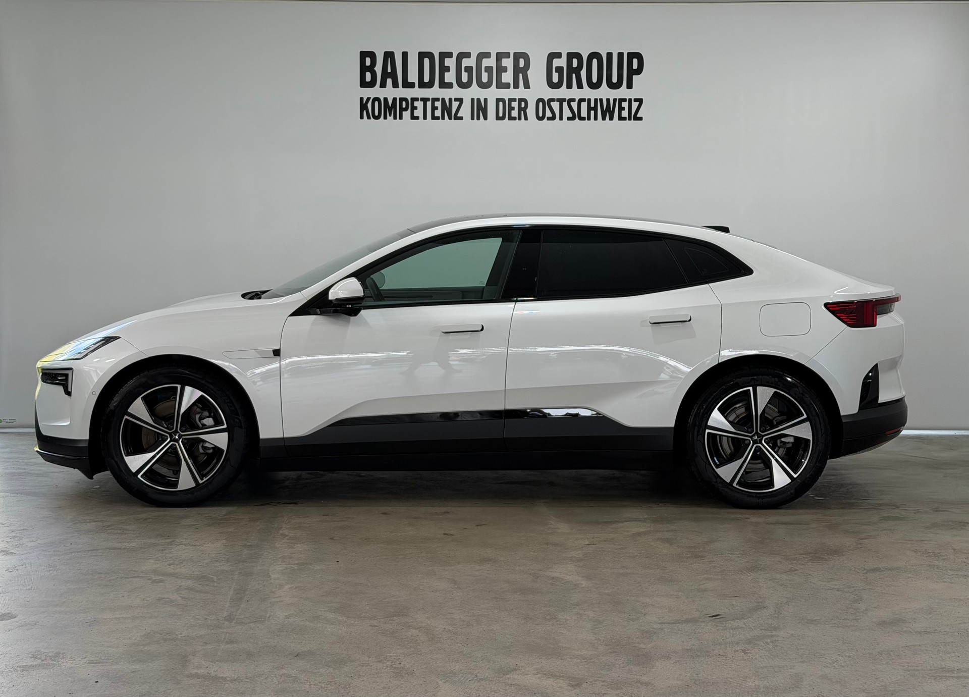 POLESTAR 4 Long Range Dual Motor-image-1