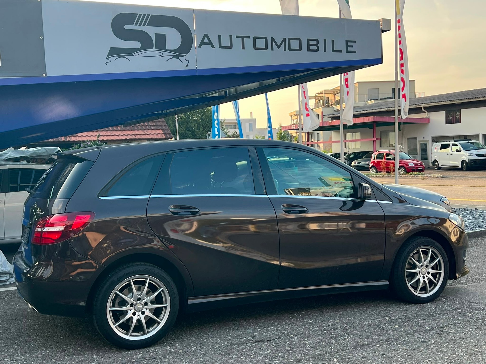 MERCEDES-BENZ B 250 AMG Line 4Matic 7G-DCT-image-4