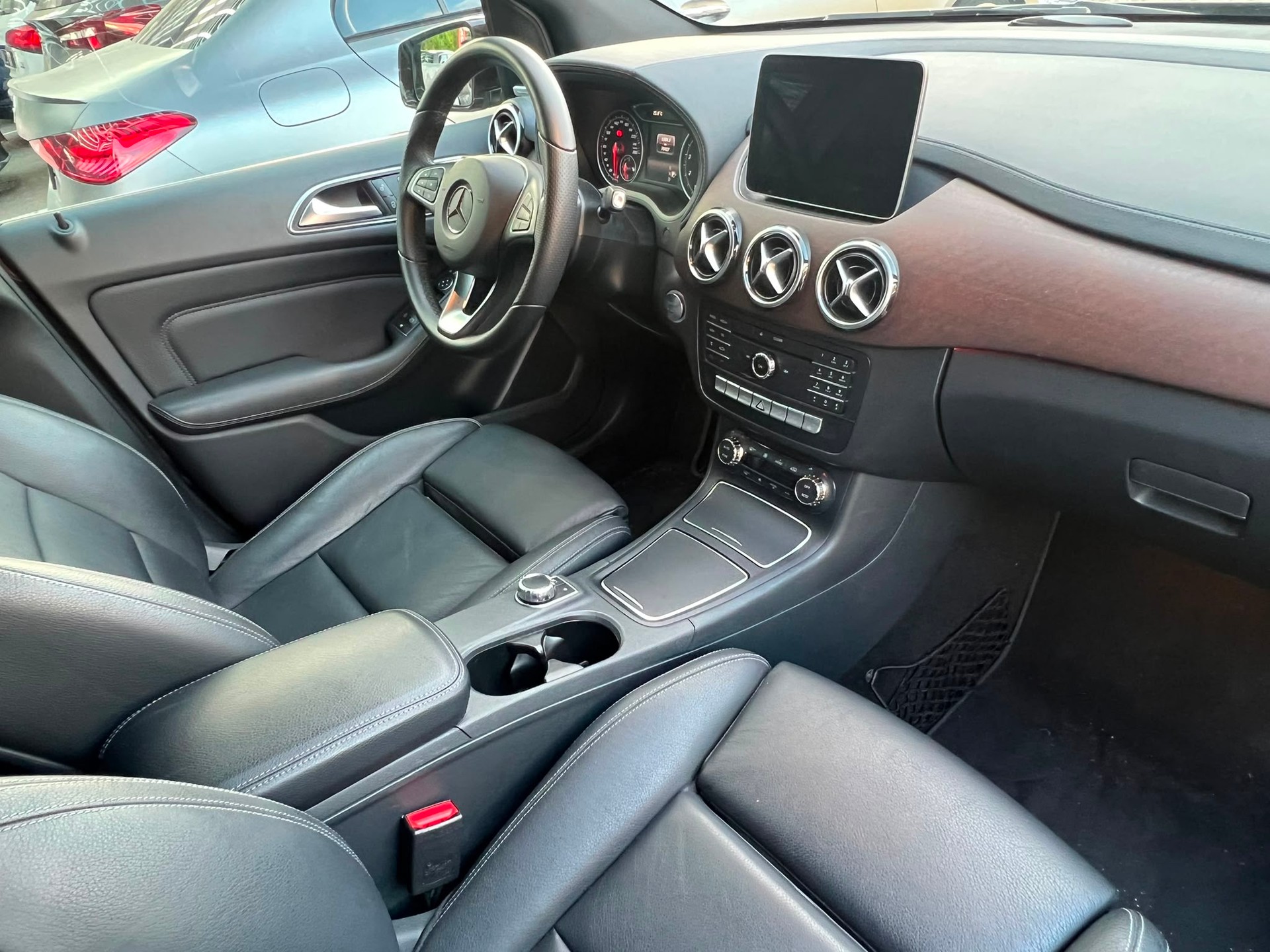 MERCEDES-BENZ B 250 AMG Line 4Matic 7G-DCT-image-10