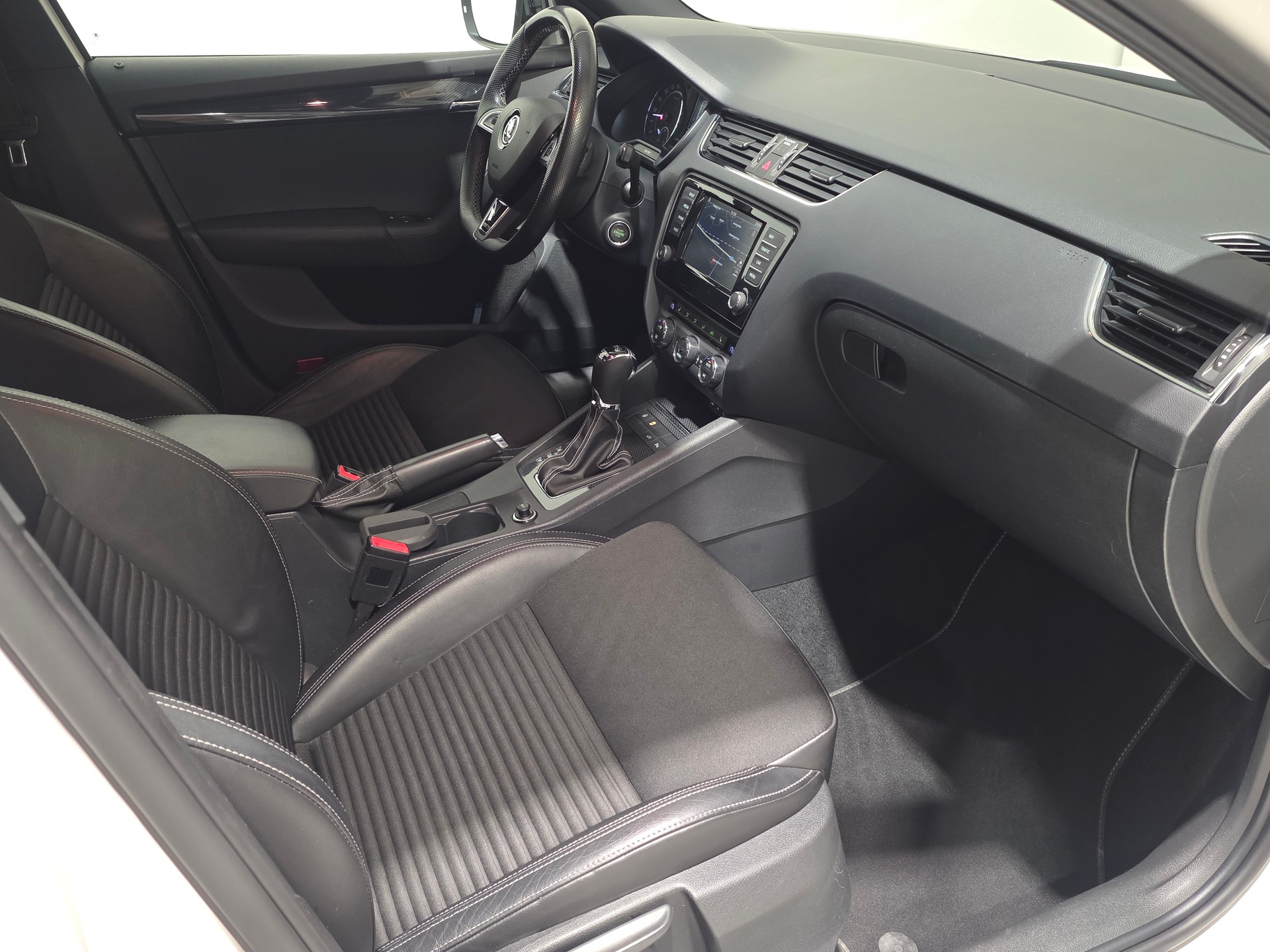 SKODA Octavia Combi 2.0 TDI RS DSG-image-13