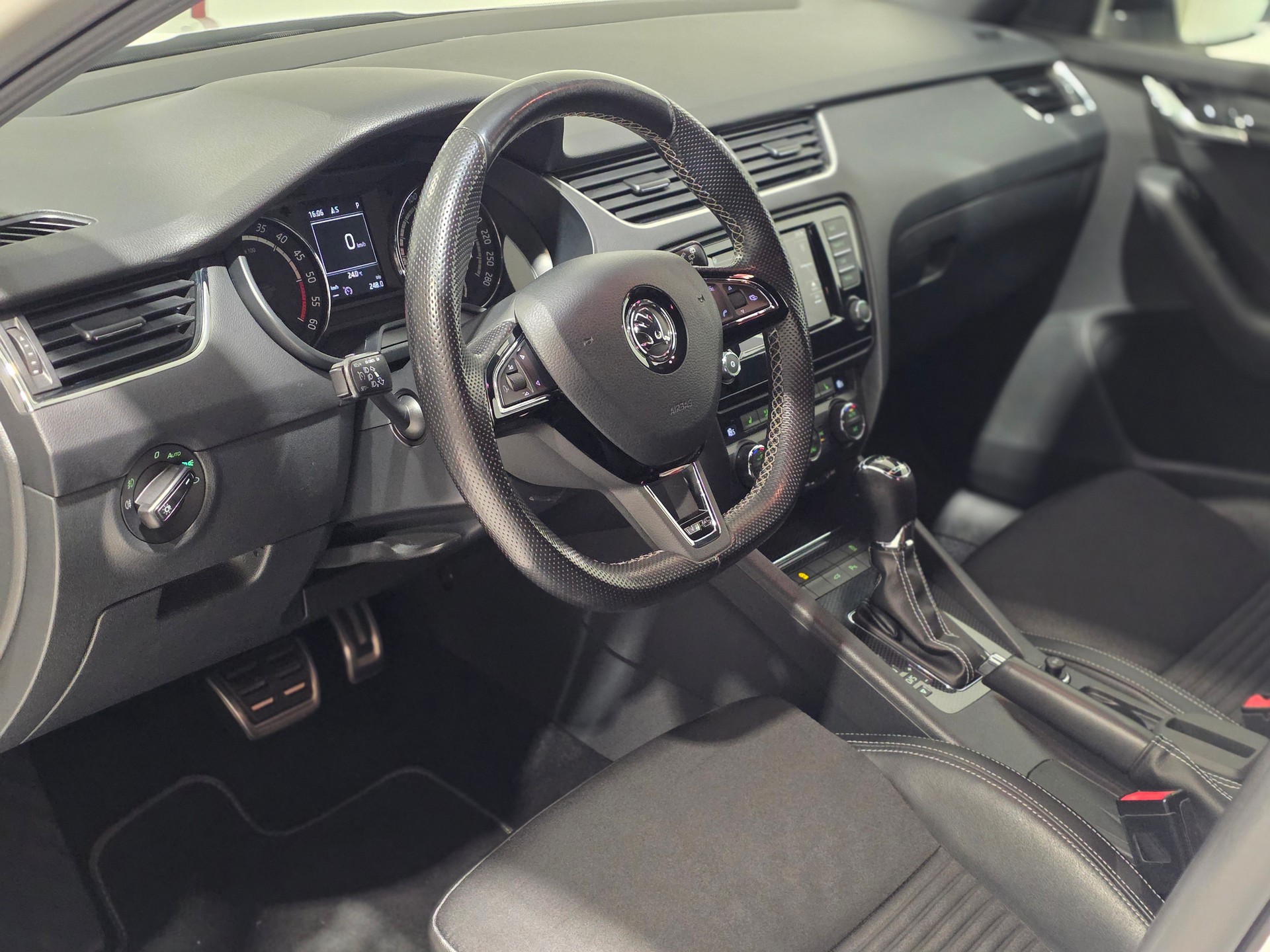 SKODA Octavia Combi 2.0 TDI RS DSG-image-6