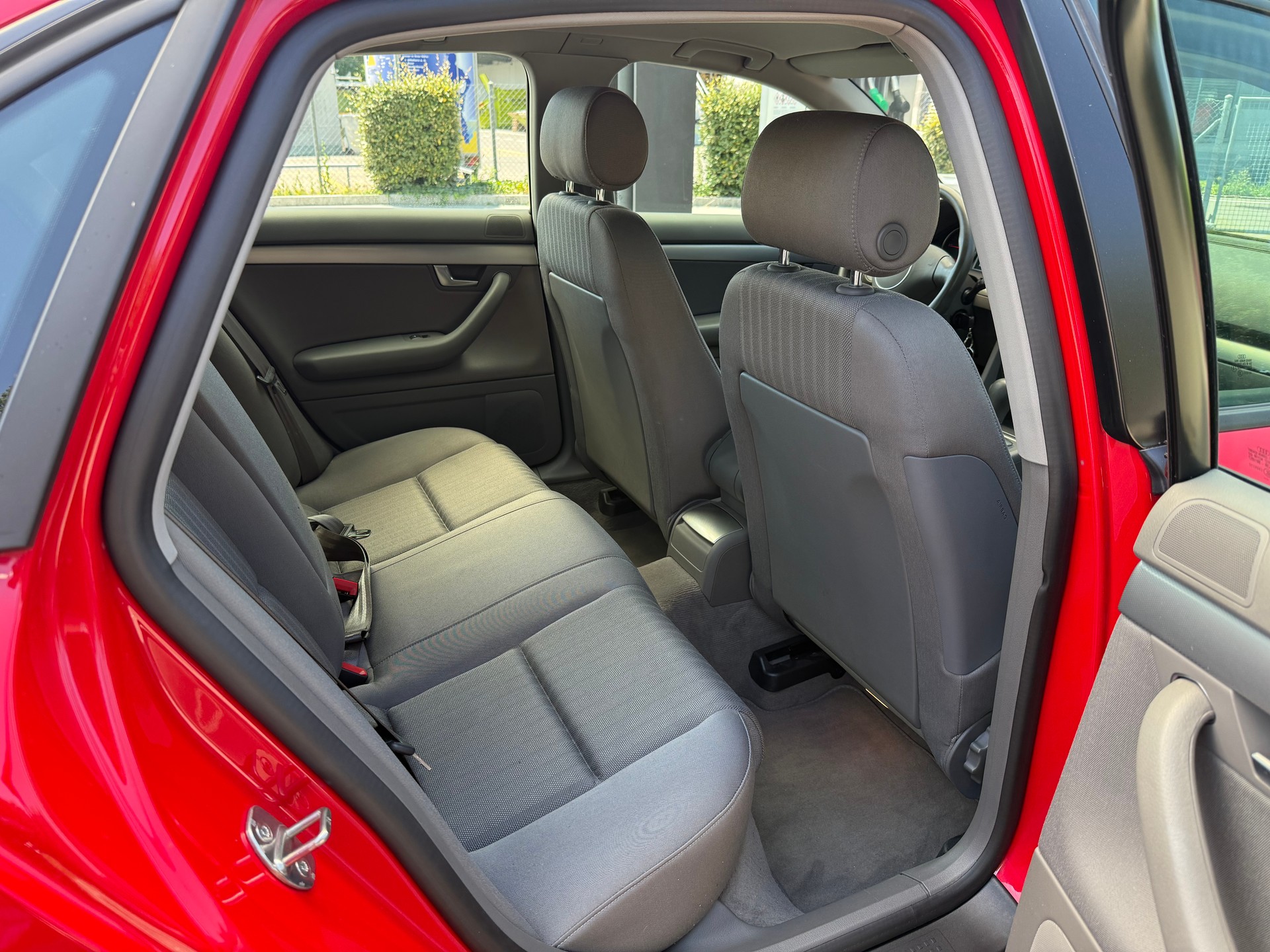 AUDI A4 1.9 TDI / Frisch ab MFK 24.07.2026 / KM GARANTIERT / 1.Hand! / 130PS / PDC / Automat / AHK 1600kg-image-9