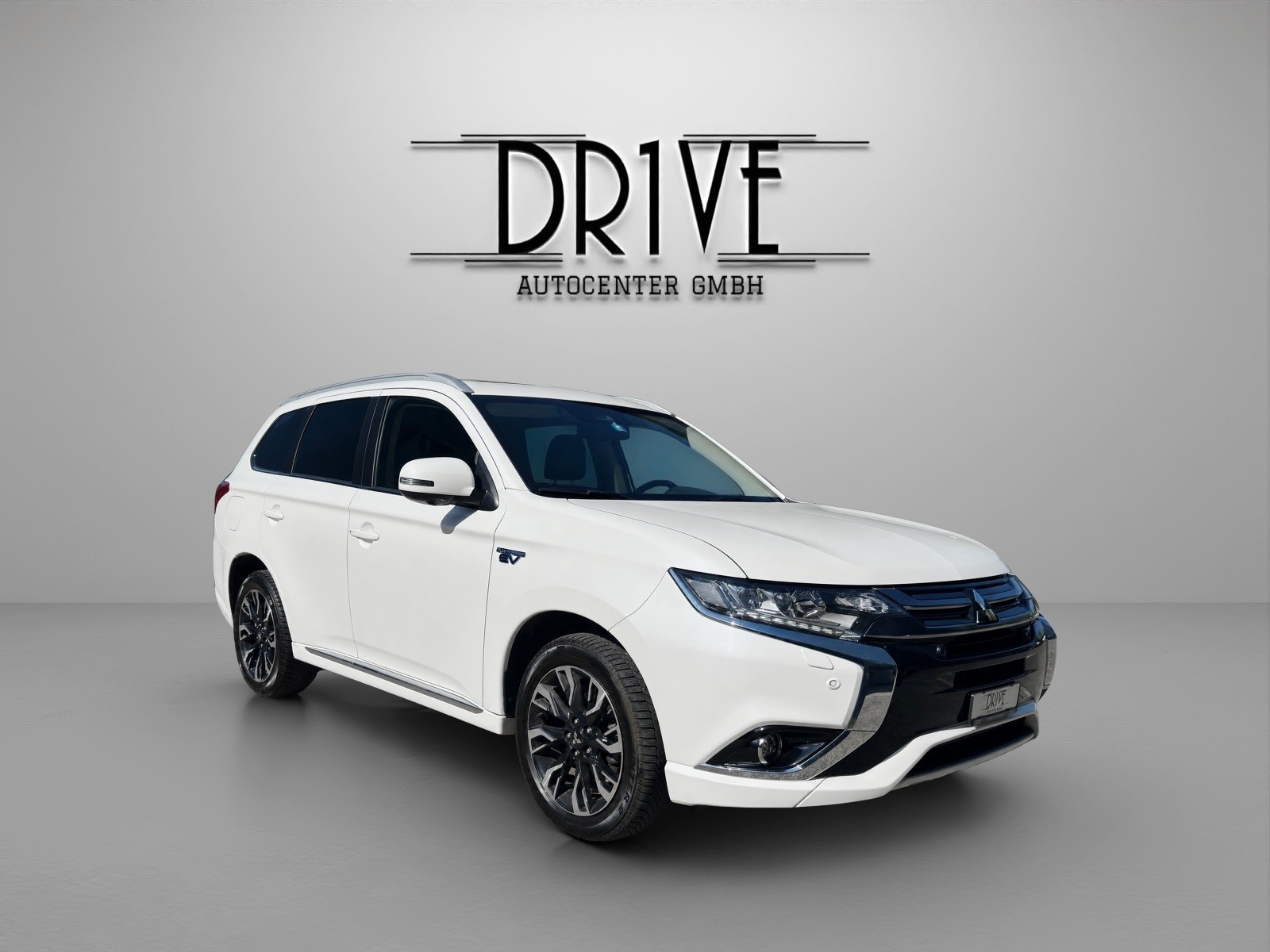 MITSUBISHI Outlander 2.0 PHEV Diamond 4WD Automatic-image-2