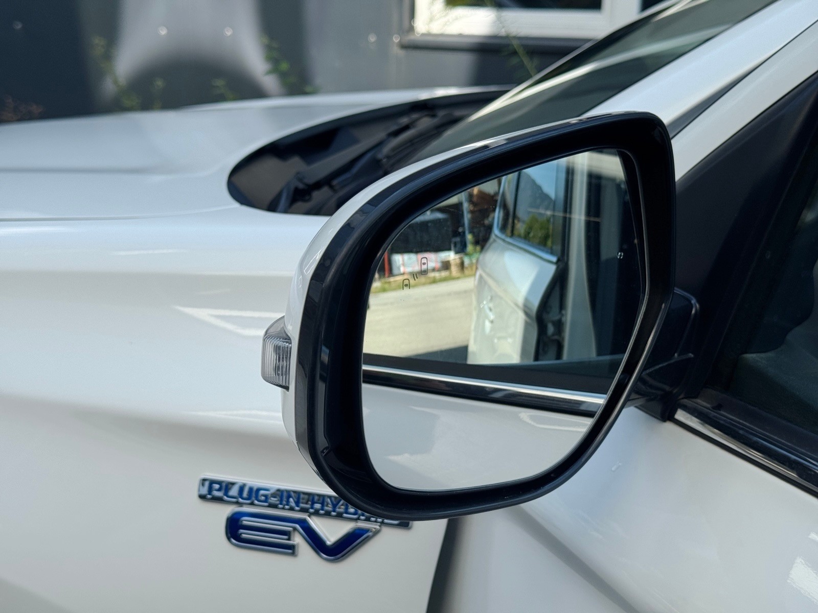 MITSUBISHI Outlander 2.0 PHEV Diamond 4WD Automatic-image-24