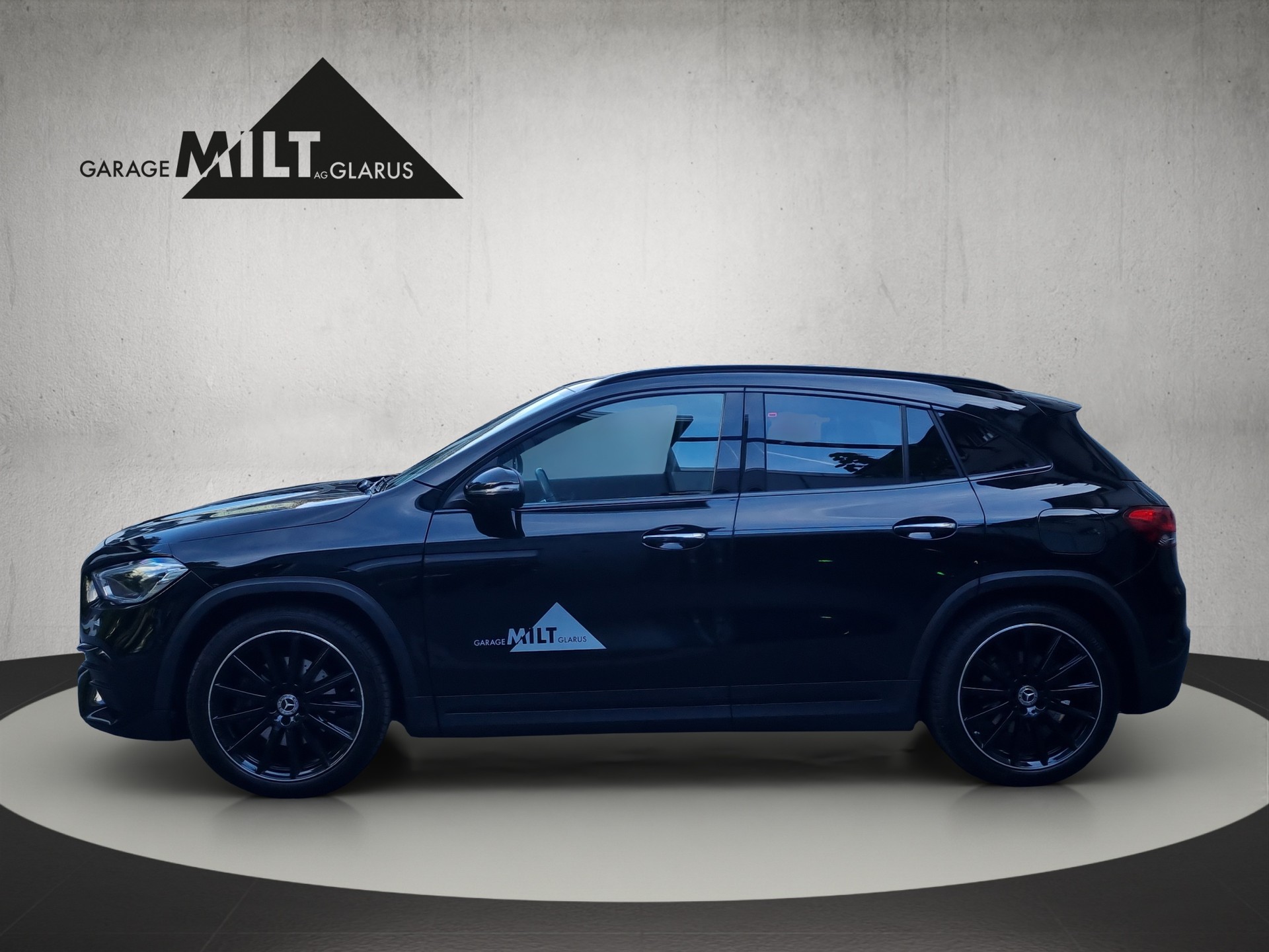MERCEDES-BENZ GLA 220 d AMG Line 4matic-image-2